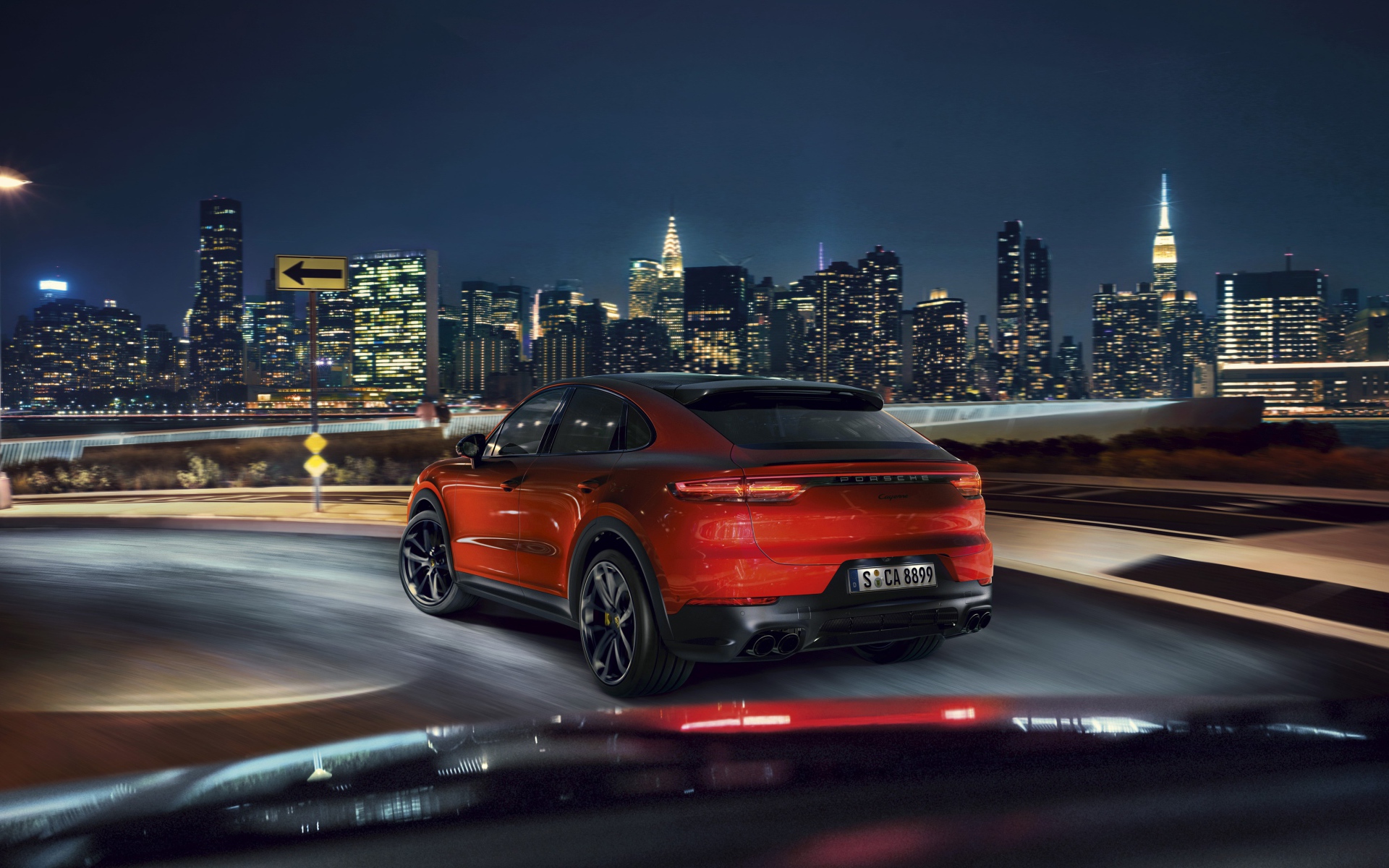 Красный внедорожник Porsche Cayenne Coupe 2019 года на фоне города