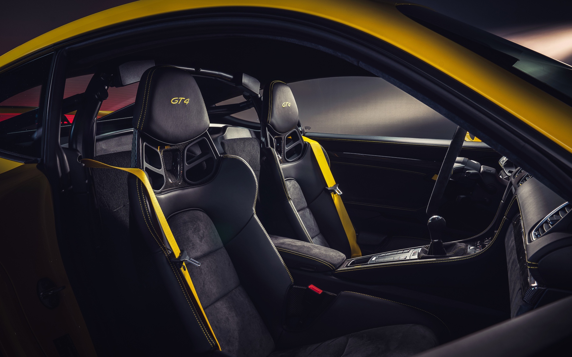 Салон автомобиля Porsche 718 Cayman GT4, 2019 