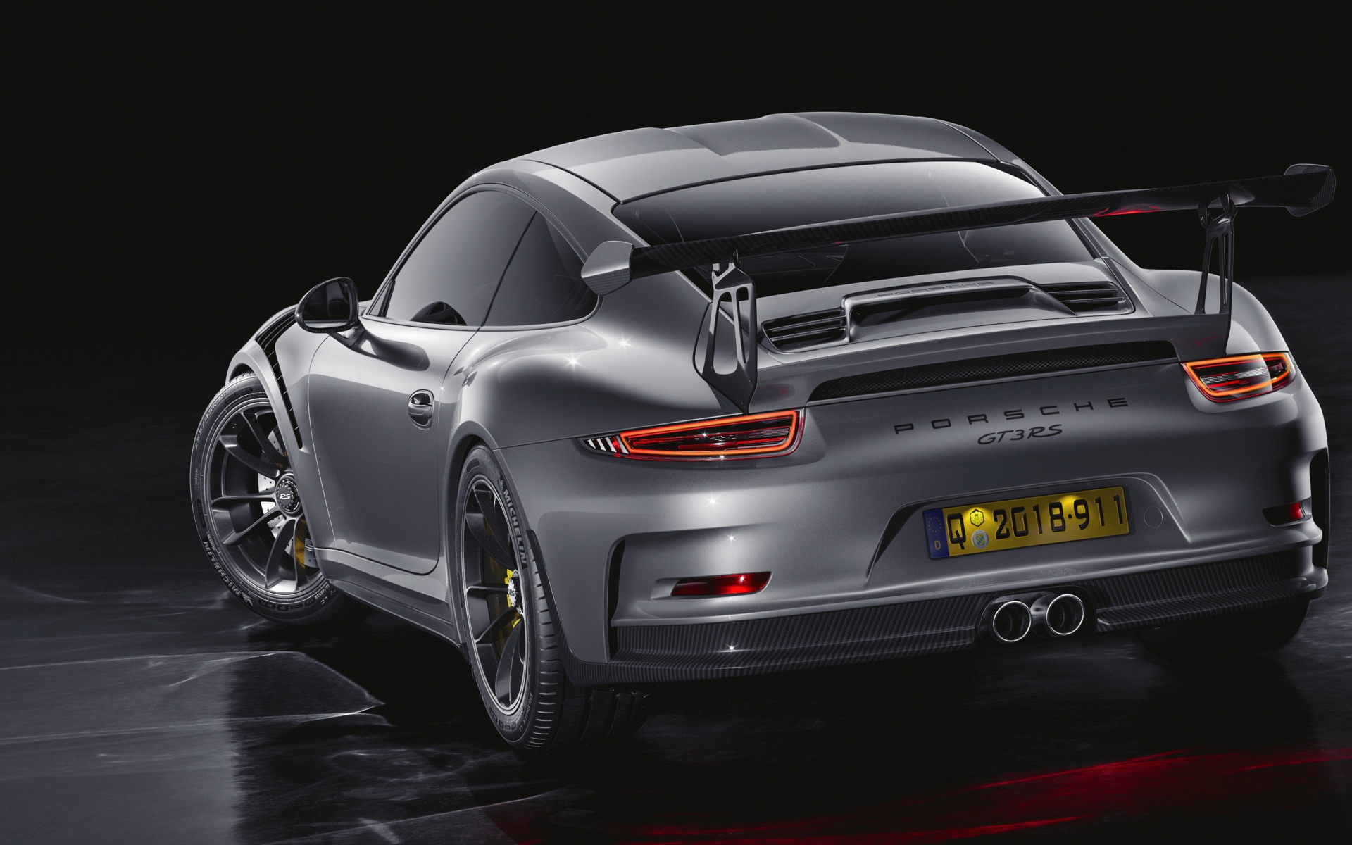 Серебристый автомобиль Porsche 911 GT3 RS CGI вид сзади