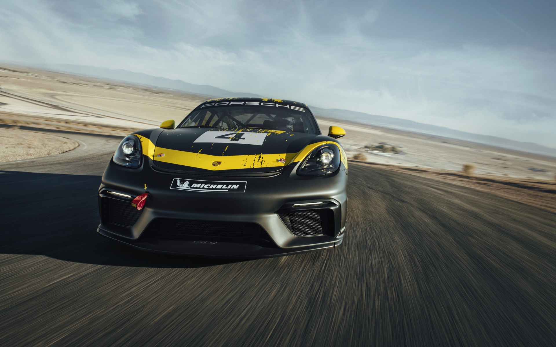 Спортивный автомобиль Porsche Cayman GT4 вид спереди