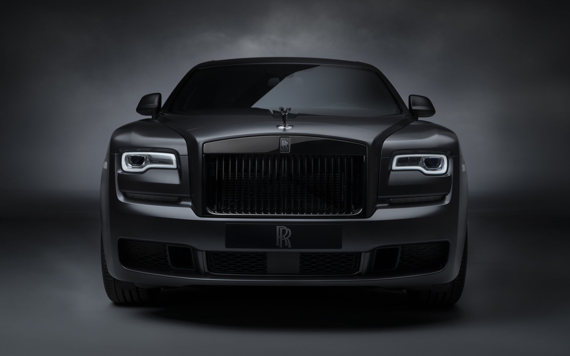 Автомобиль Rolls-Royce Ghost, 2019 года вид спереди