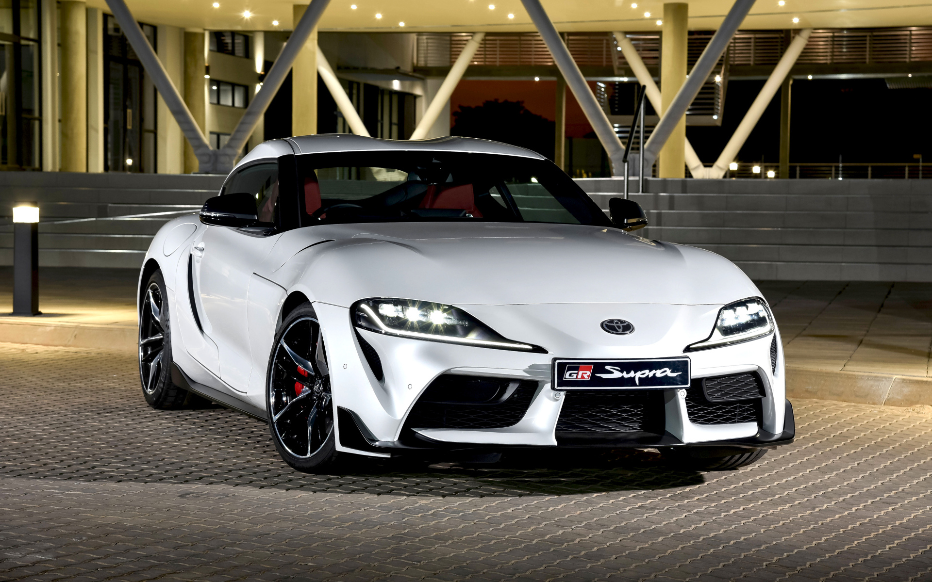 Белый автомобиль Toyota GR Supra 2019 года