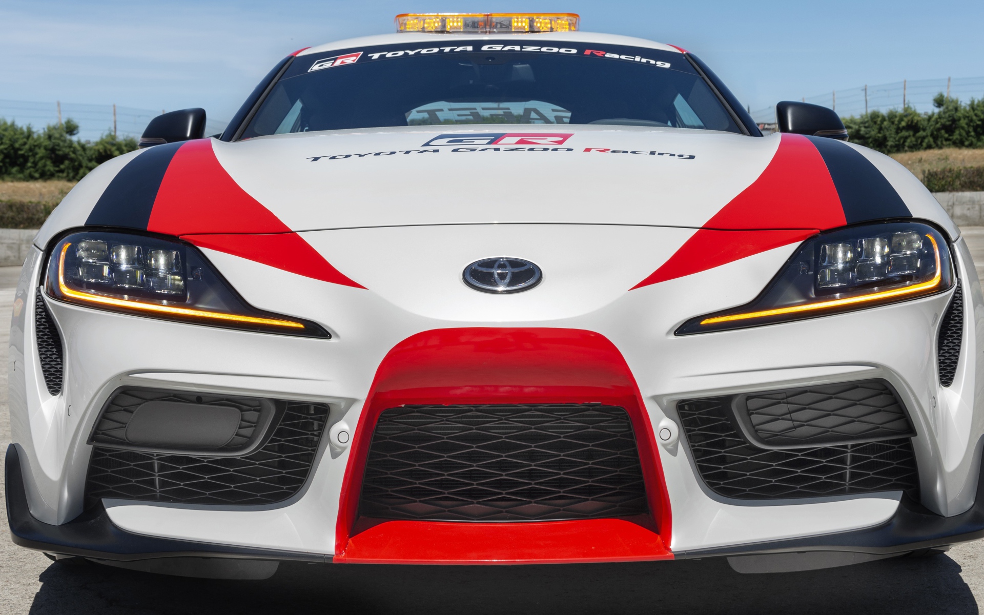 Автомобиль Toyota GR Supra Safety Car, 2019 года крупным планом