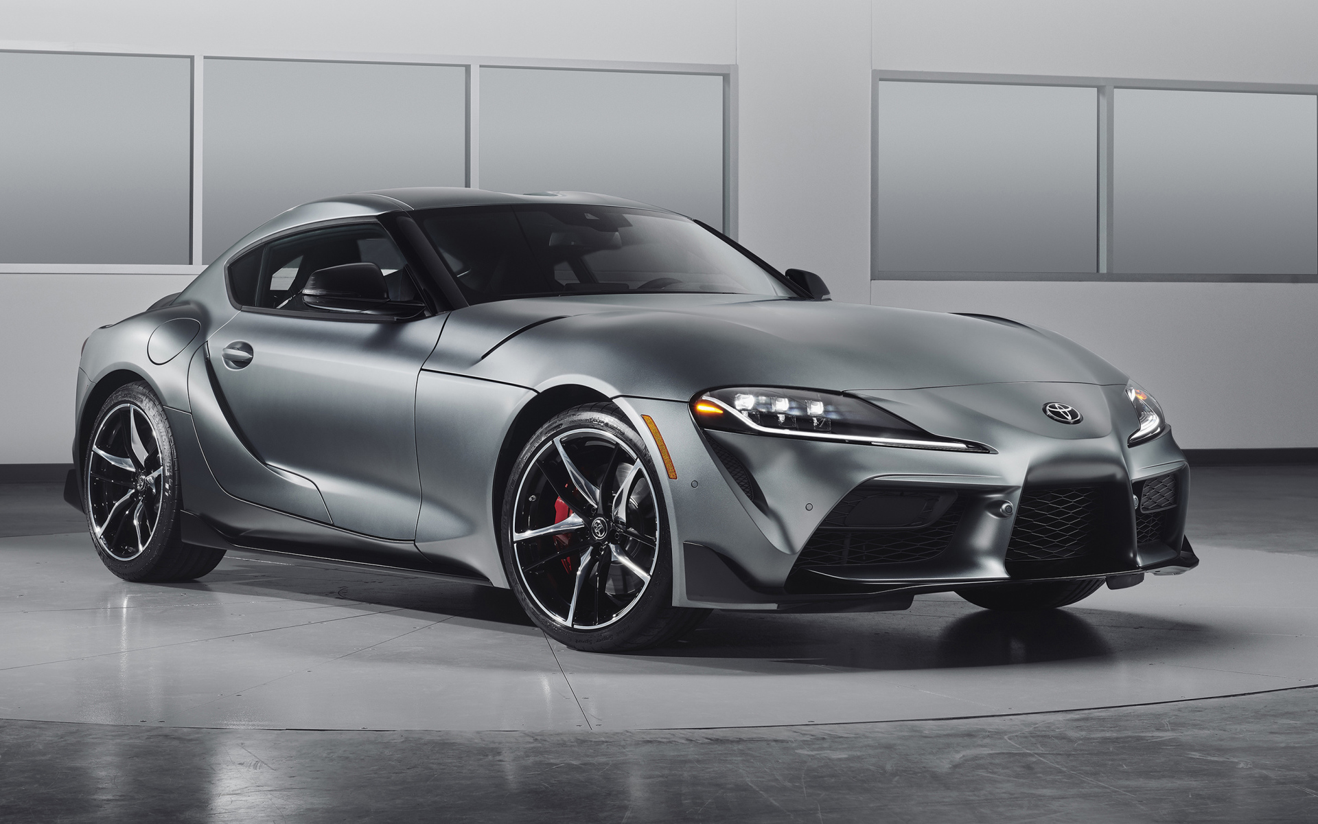 Серебристый спортивный автомобиль Toyota GR Supra, 2020 года
