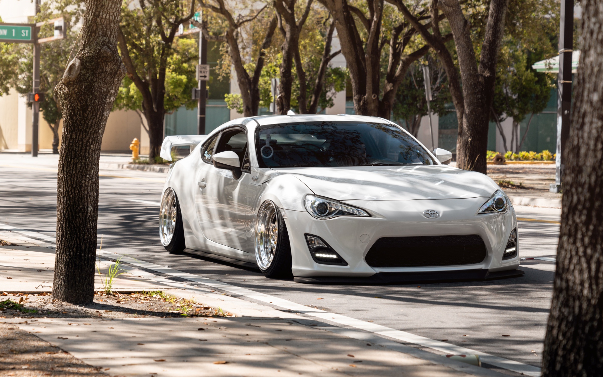 Белый спортивный автомобиль  Toyota 86, 2019 года в городе