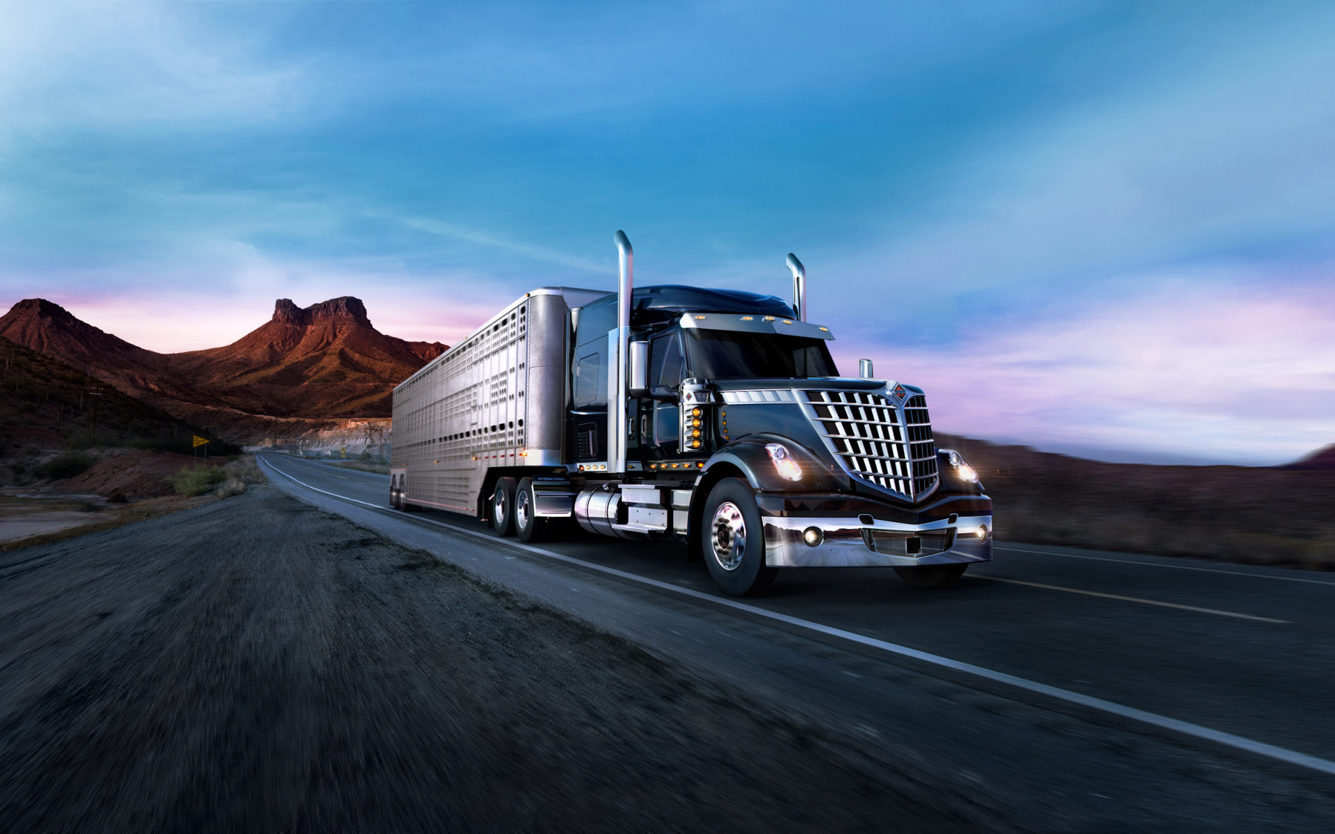 Грузовик International Lone Star на трассе на фоне гор