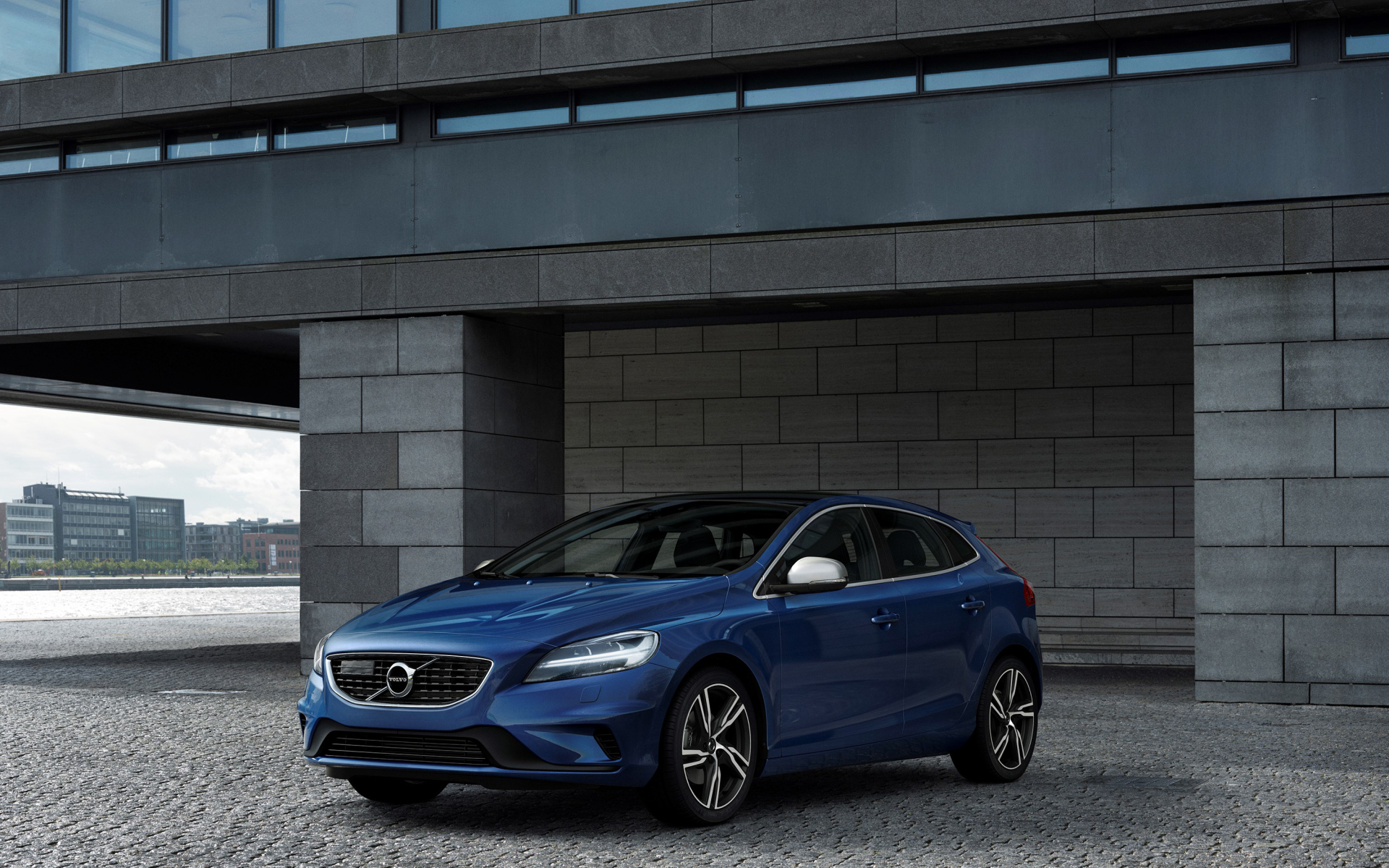 Синий автомобиль Volvo V40 у здания