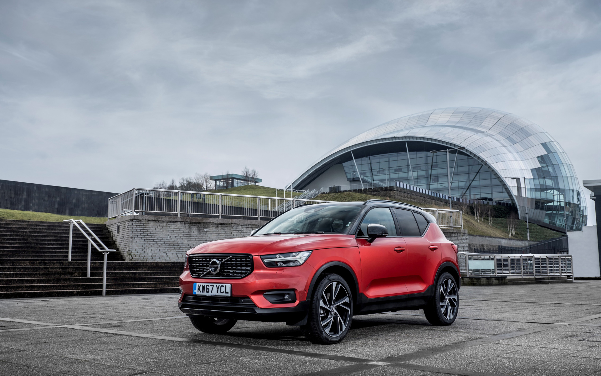 Красный внедорожник Volvo V60 на фоне пасмурного неба