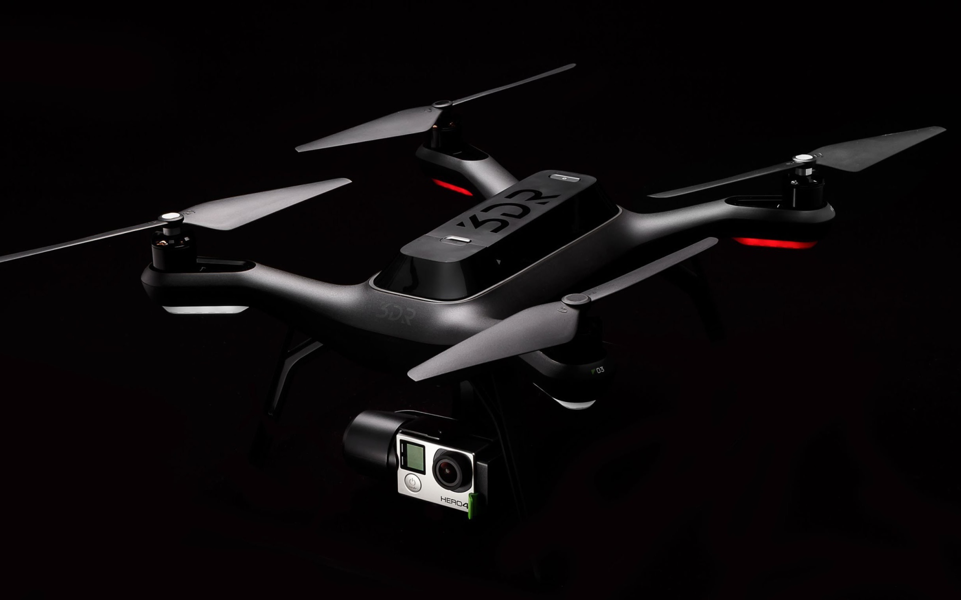 Квадрокоптер 3DR Solo на черном фоне