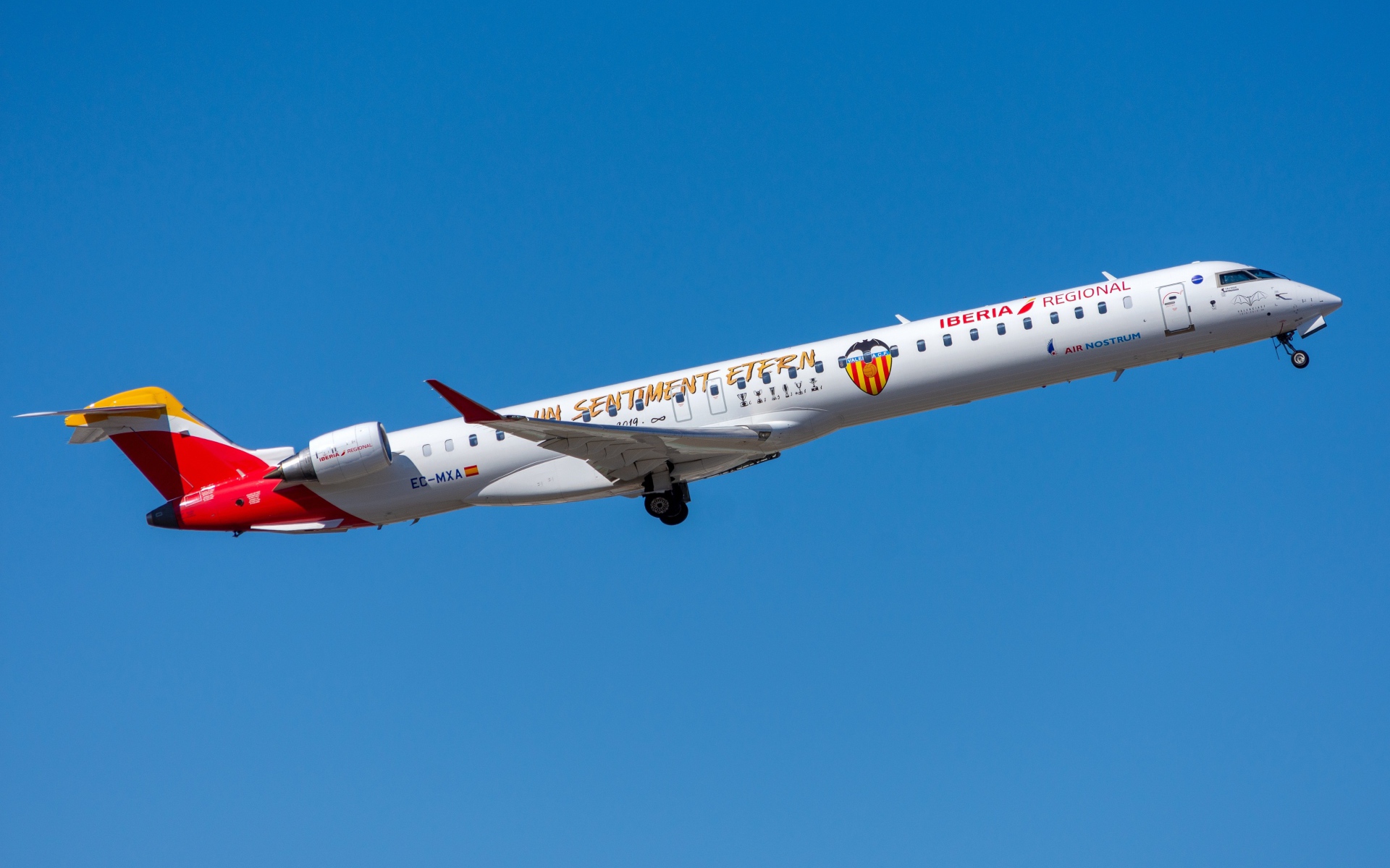 Самолет Bombardier CRJ-1000 авиакомпании Air Nostrum на фоне голубого неба