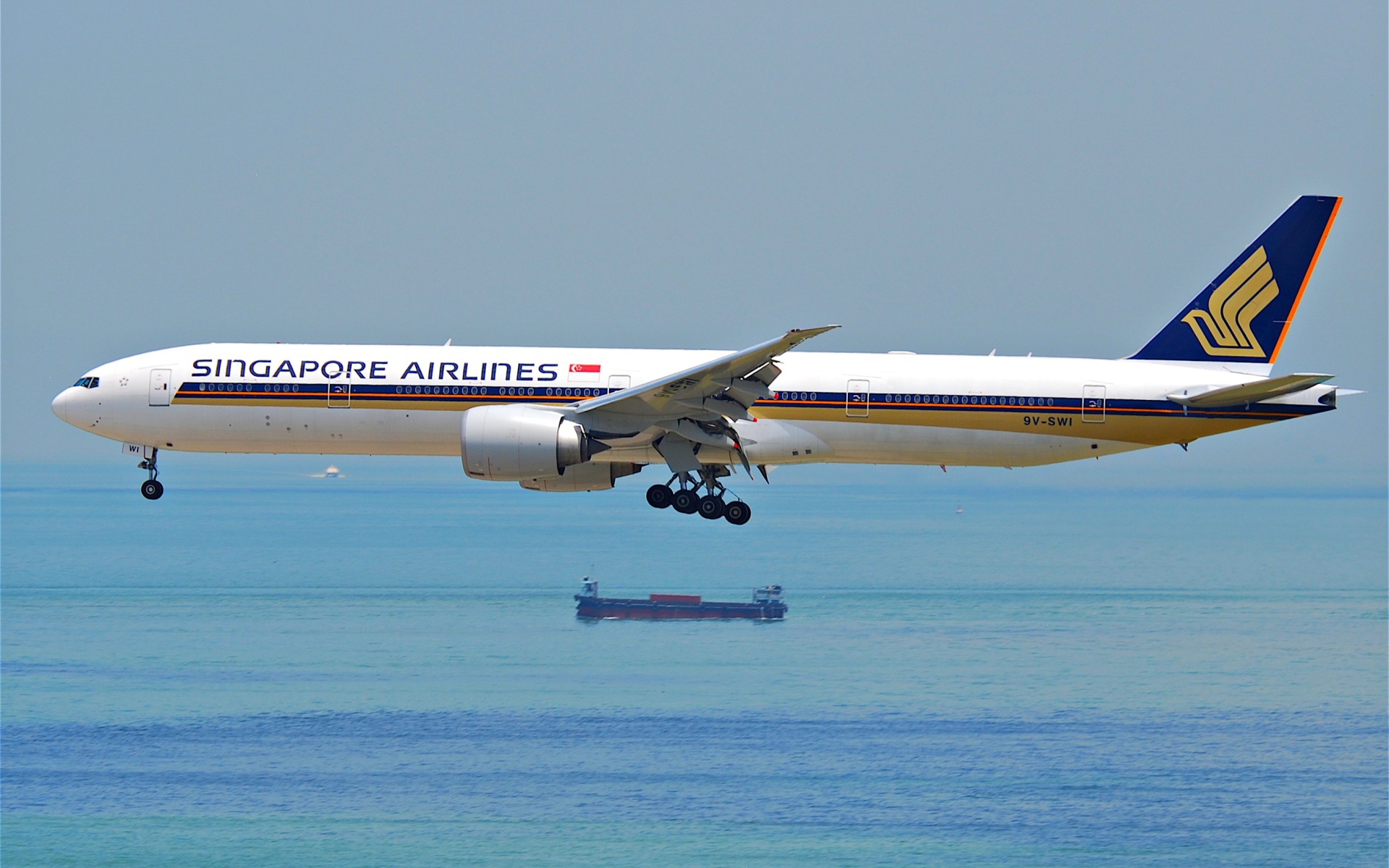 Аэробус авиакомпании Singapore Airlines летит над морем