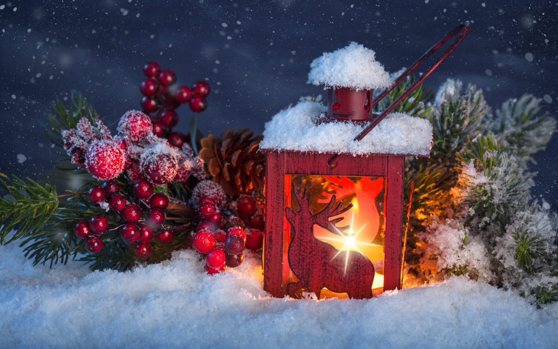 Рождественский фонарь на снегу с еловой веткой