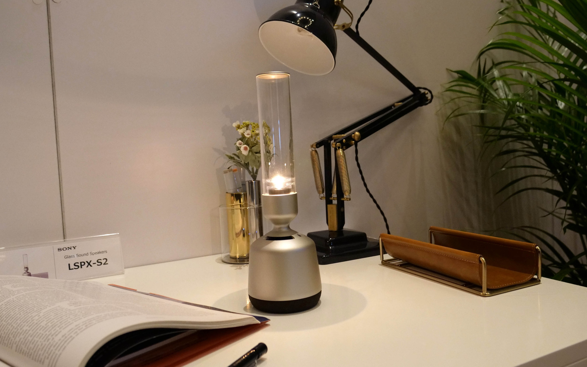 Стеклянная беспроводная колонка  Sony LSPX-S2, CES 2019