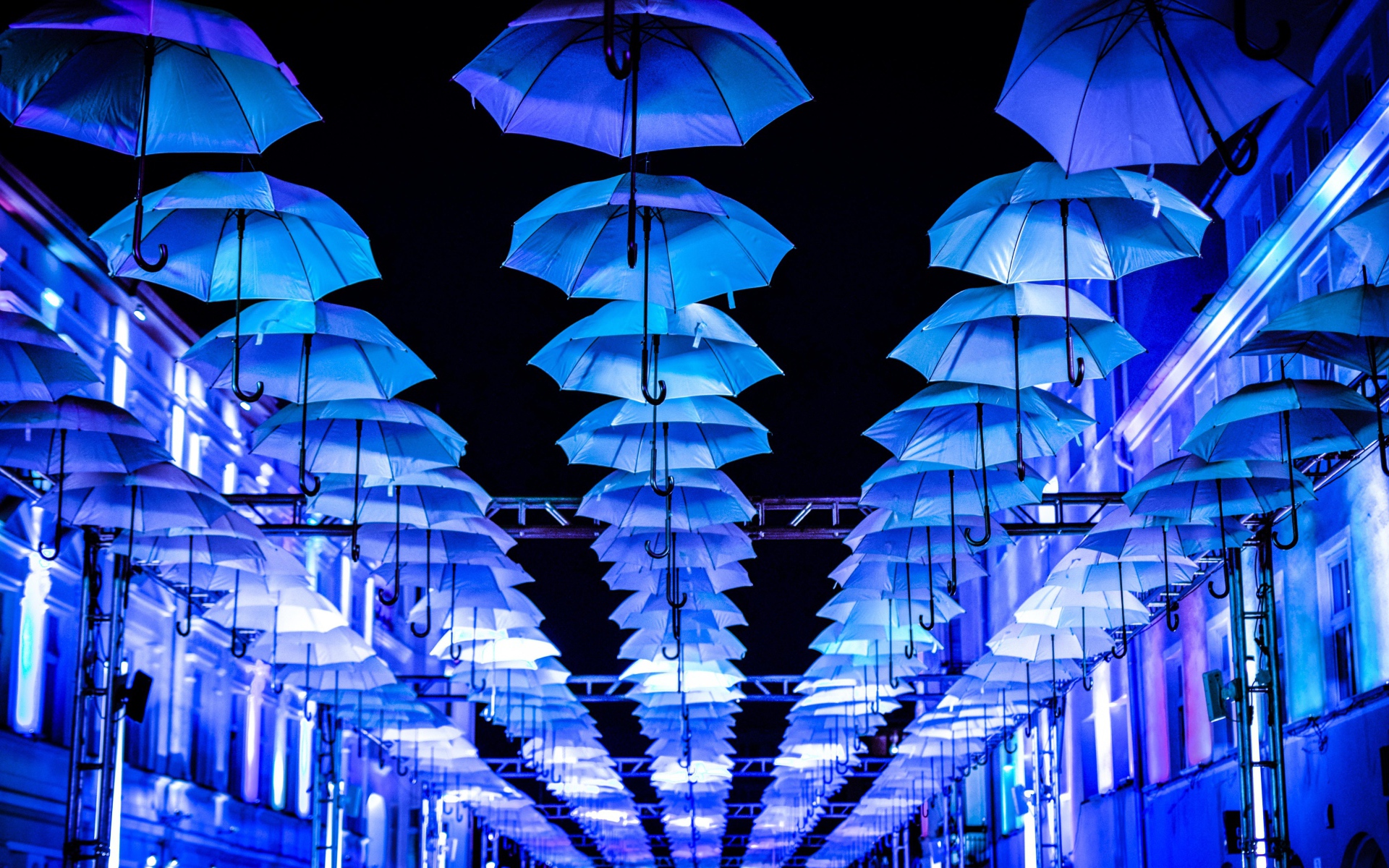 Аллея с голубыми зонтиками с подсветкой