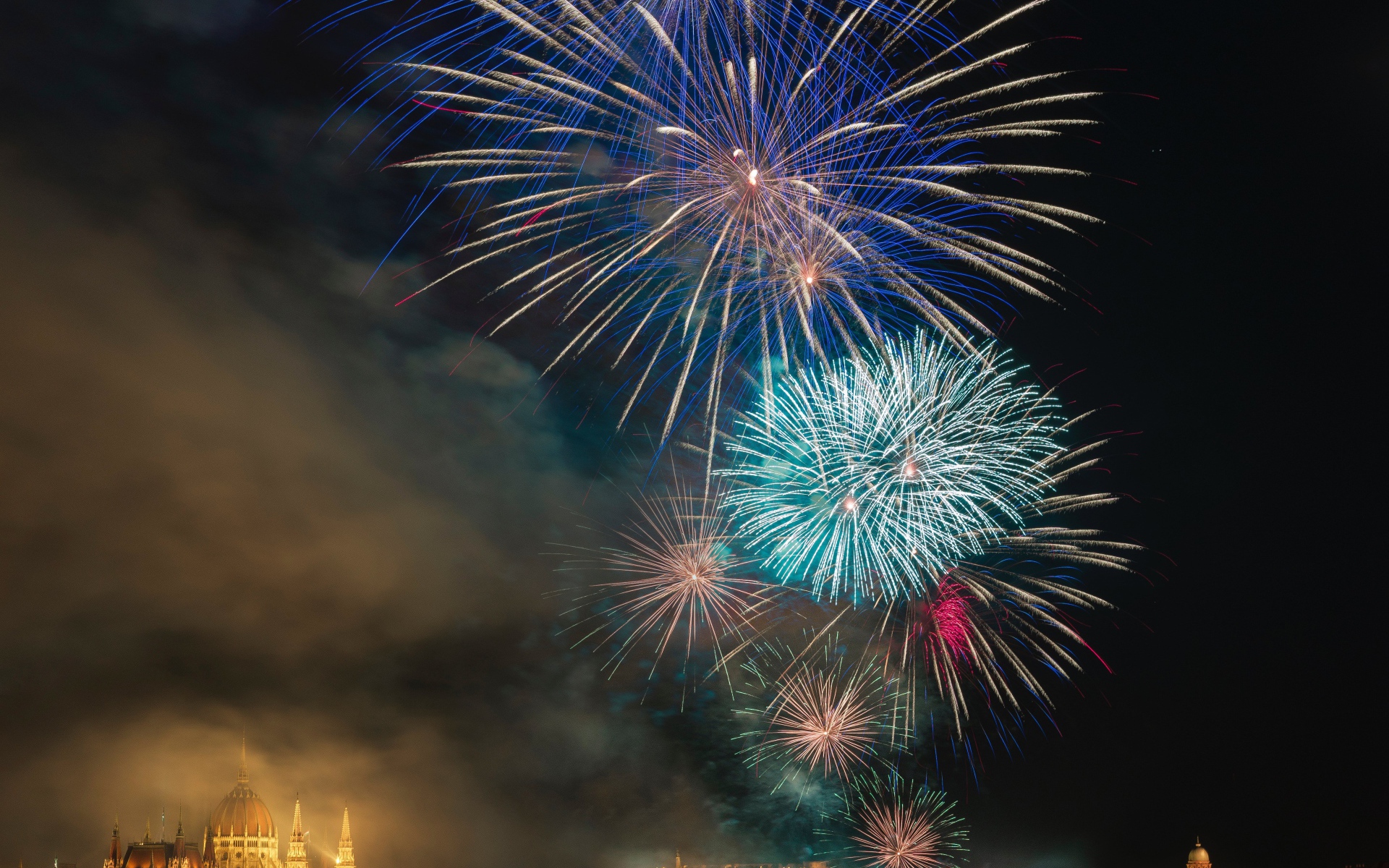 Яркий разноцветный праздничный салют в небе