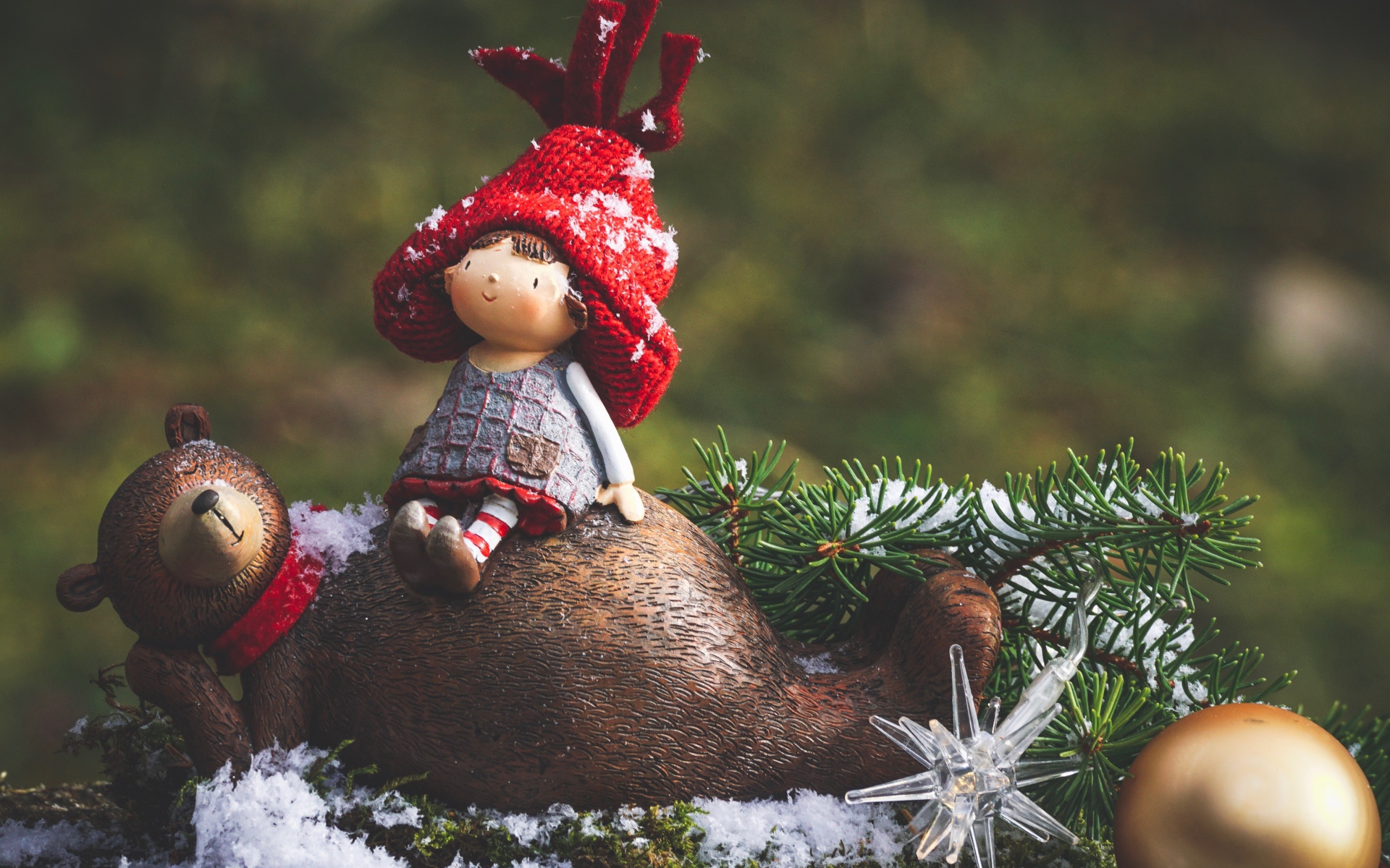 Статуэтка Маша и медведь с еловой веткой