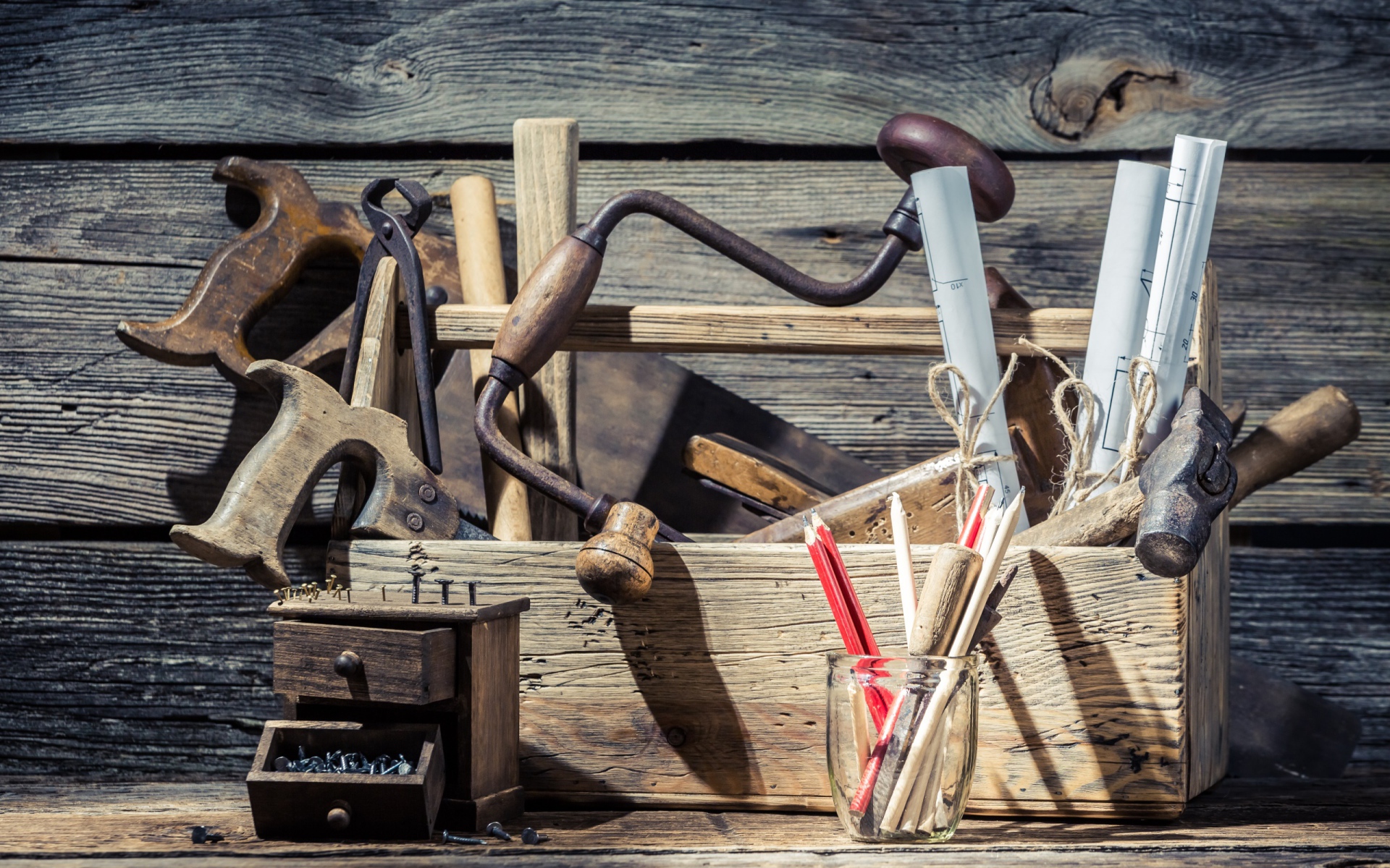 Столярные инструменты в ящике на столе