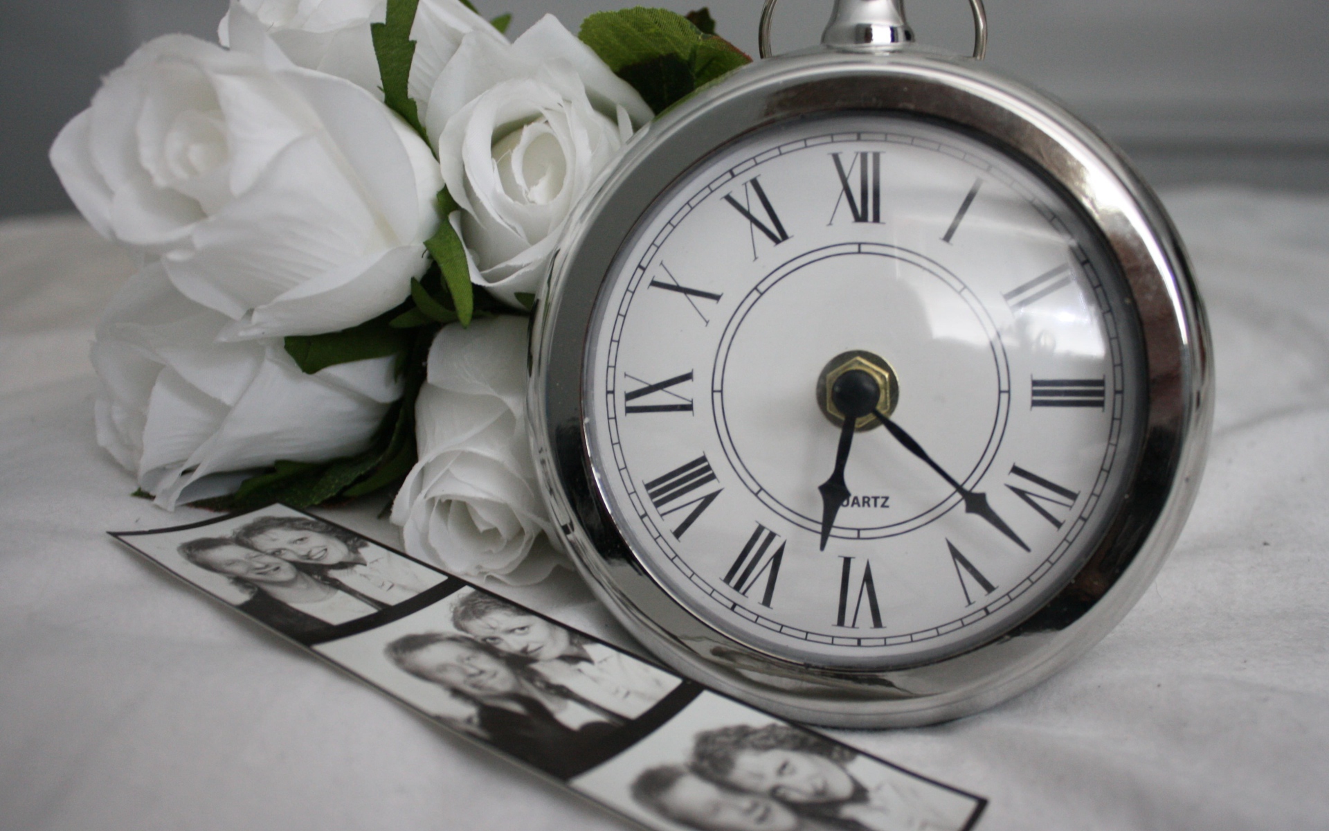 Карманные часы с розами и старыми фотографиями 