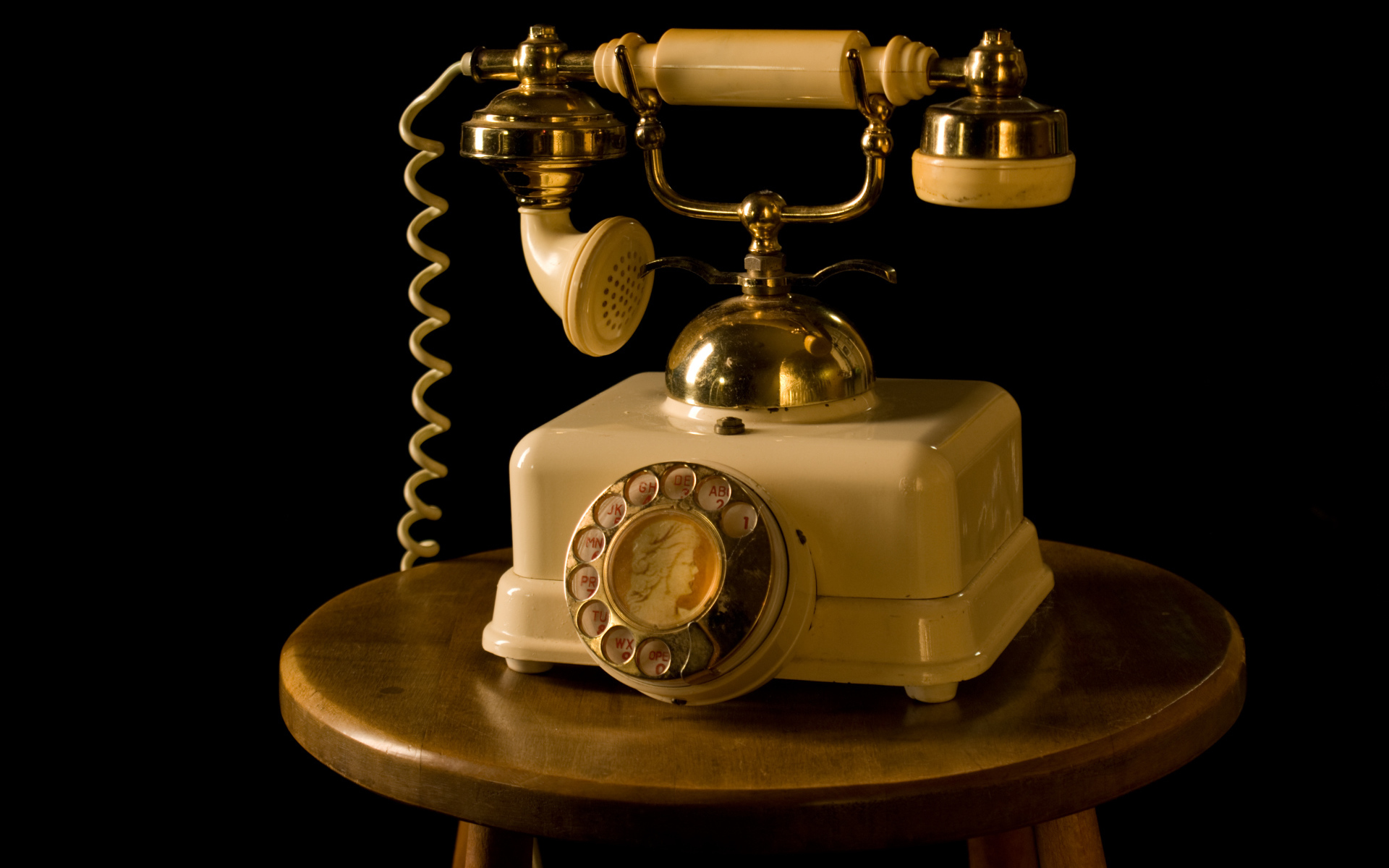 Ретро телефон на тумбочке на черном фоне