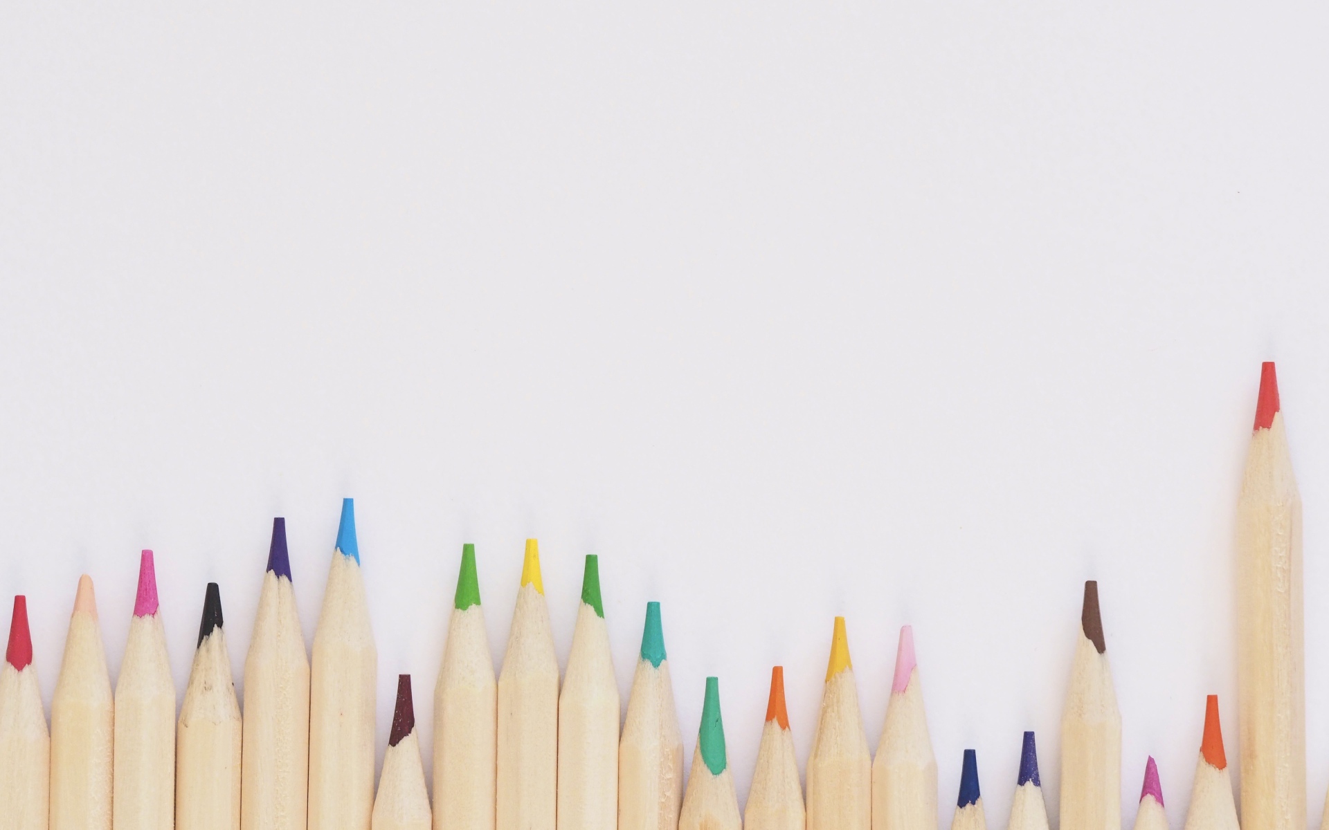 Острые карандаши на белом фоне