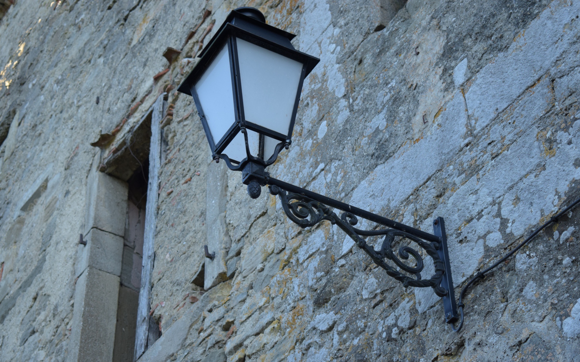Уличный фонарь на доме