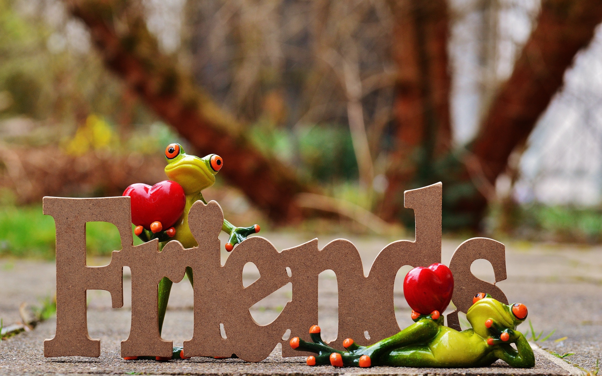 Две статуэтки лягушек с надписью 