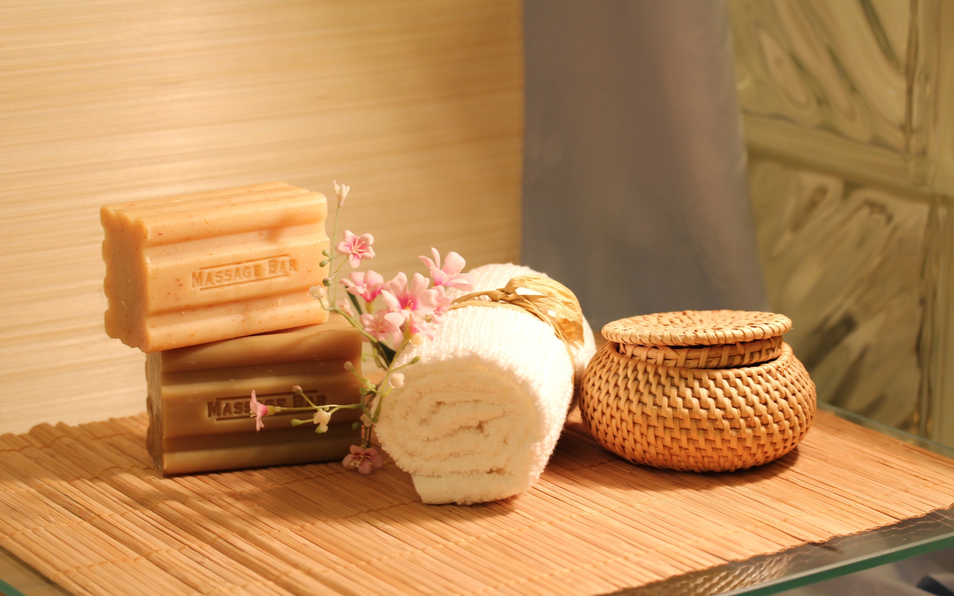 Два куска мыла на столе с полотенцем 