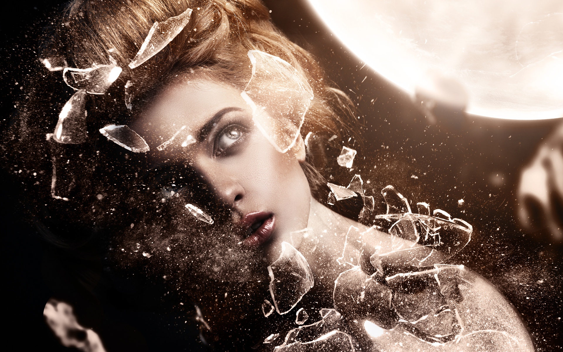 Тело девушки разбивается на осколки 