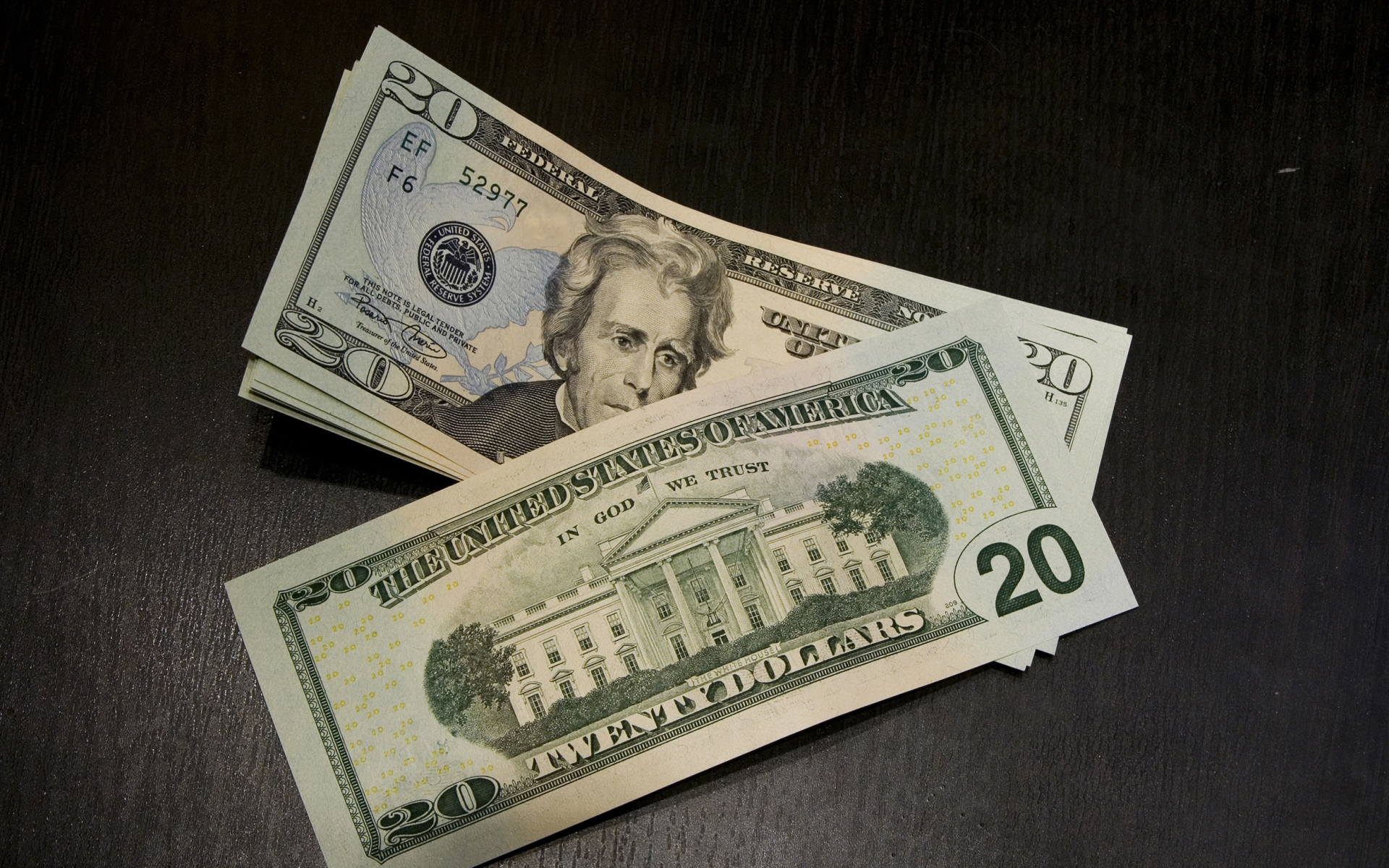 Купюры по 20 долларов на столе