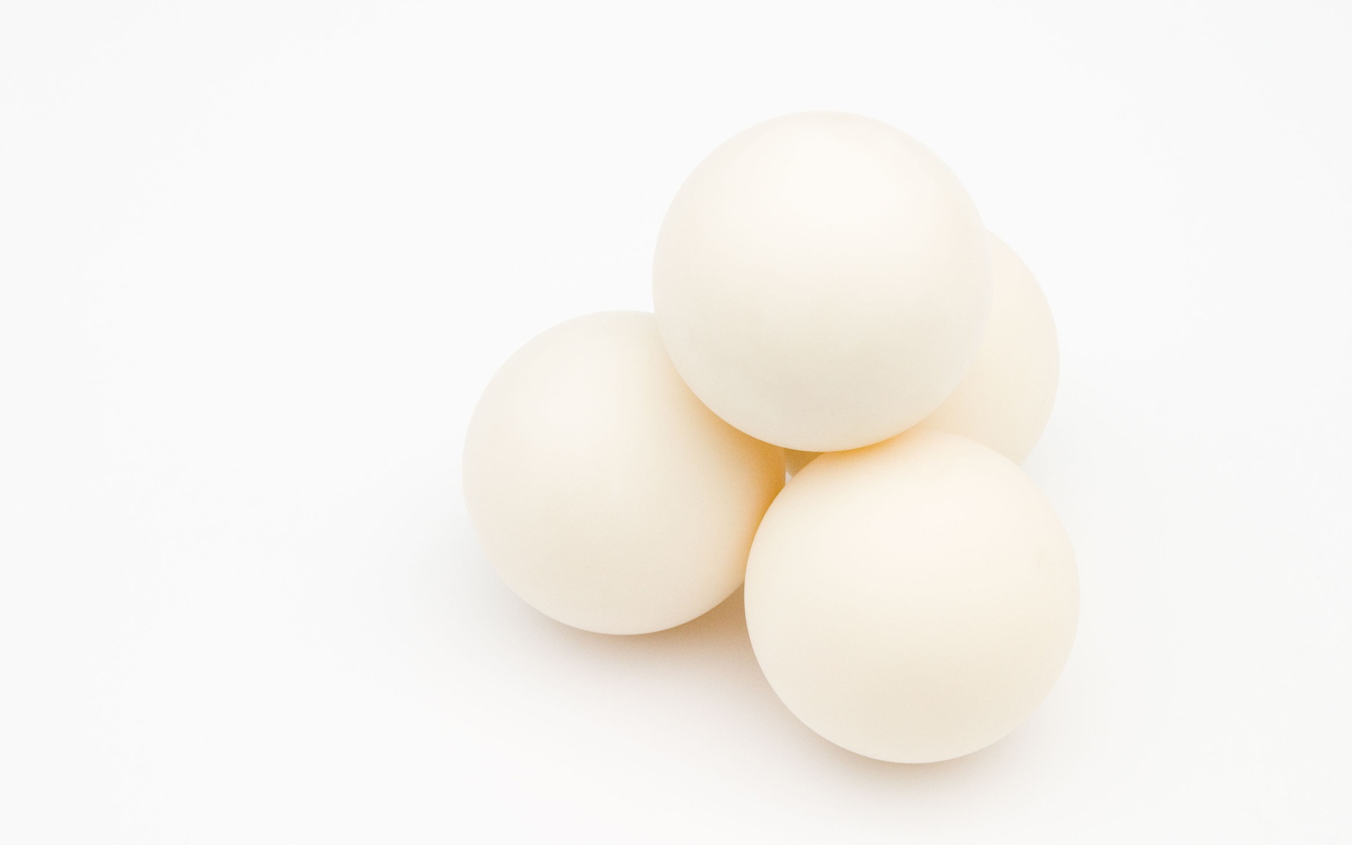 Куриные яйца на белом фоне 