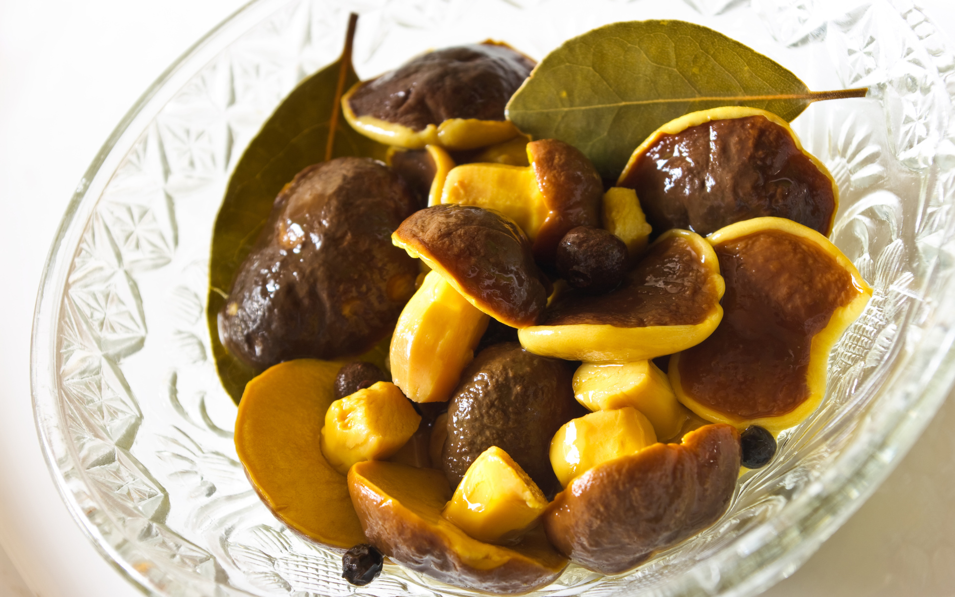 Вкусные маринованные грибы в стеклянной салатнице