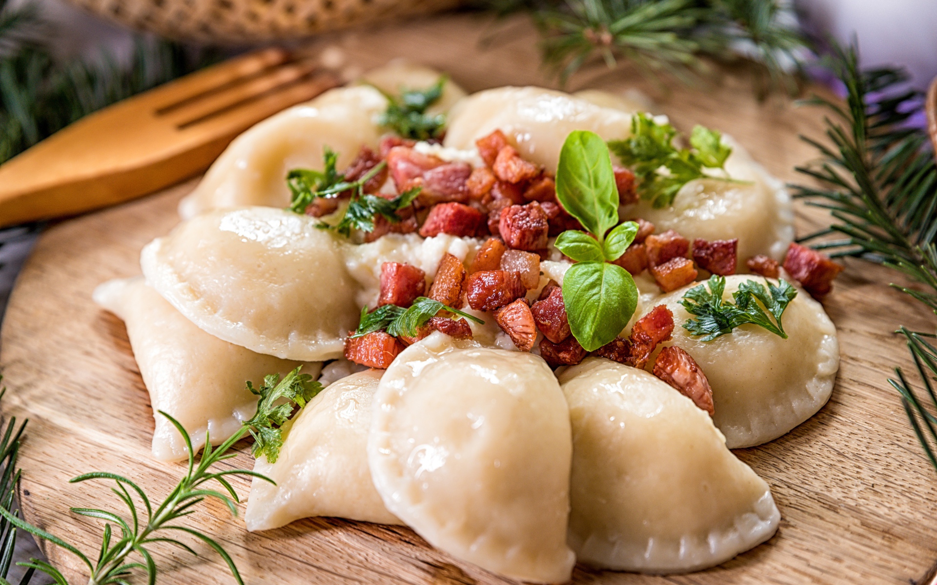 Вареники на доске с выжарками 