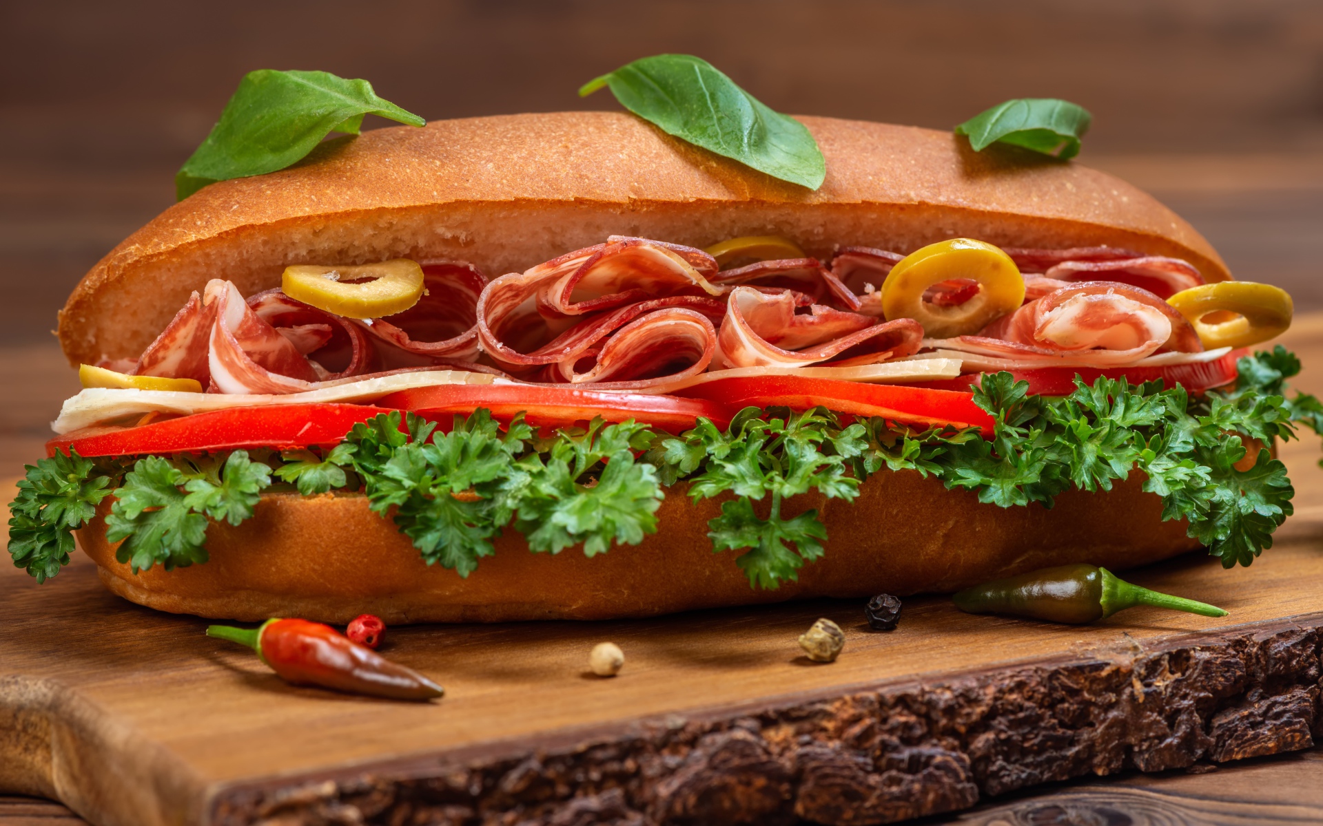 Хот дог с ветчиной, помидорами и листьями петрушки