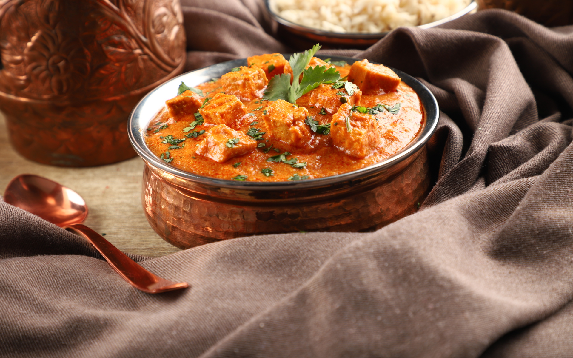 Блюдо индийской кухни Шахи панир на столе 