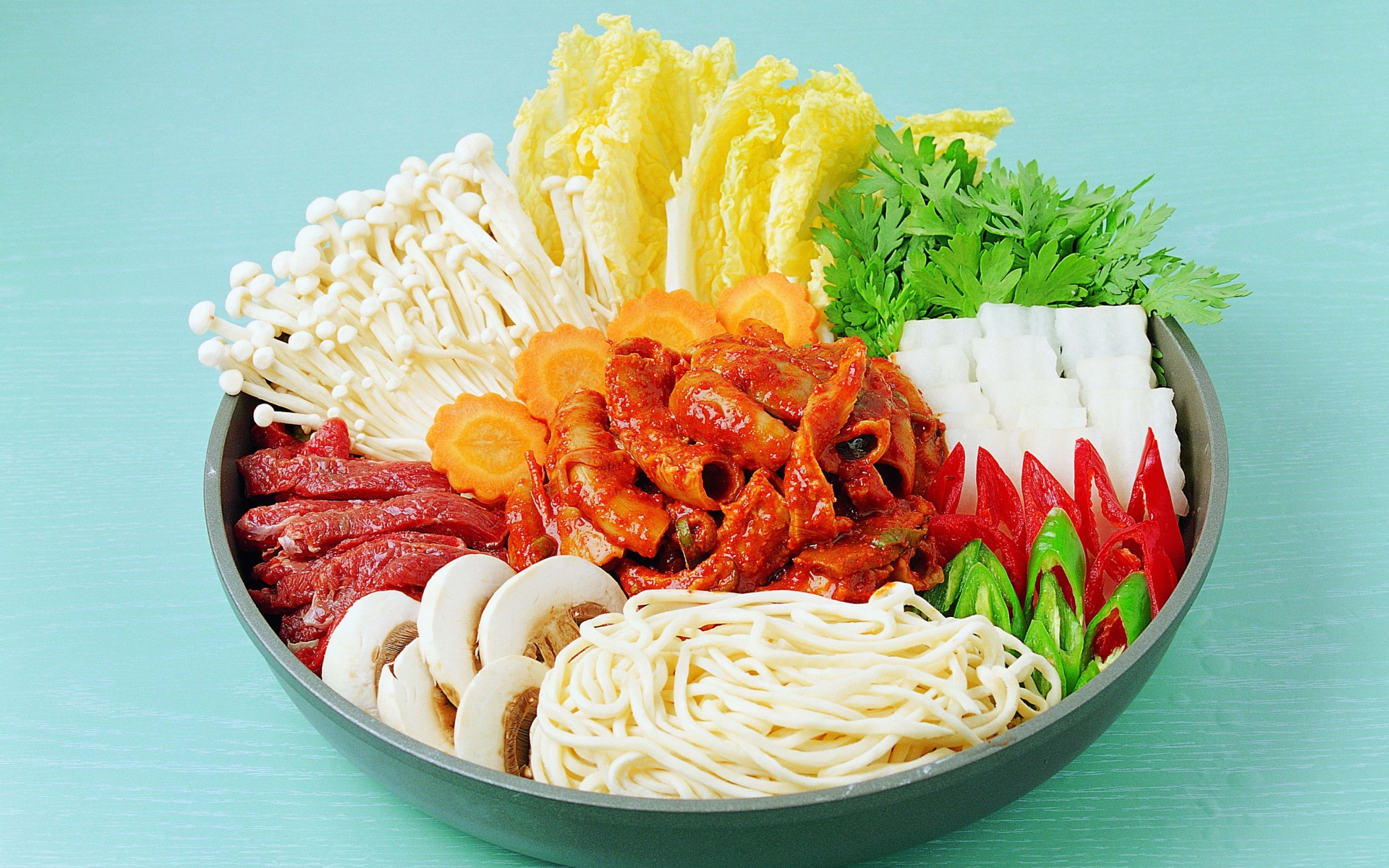 Мясо в тарелке с овощами, грибами и лапшой на голубом фоне