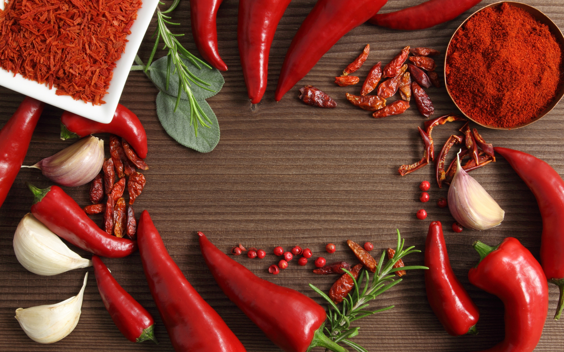 Красный перец с чесноком на деревянном столе