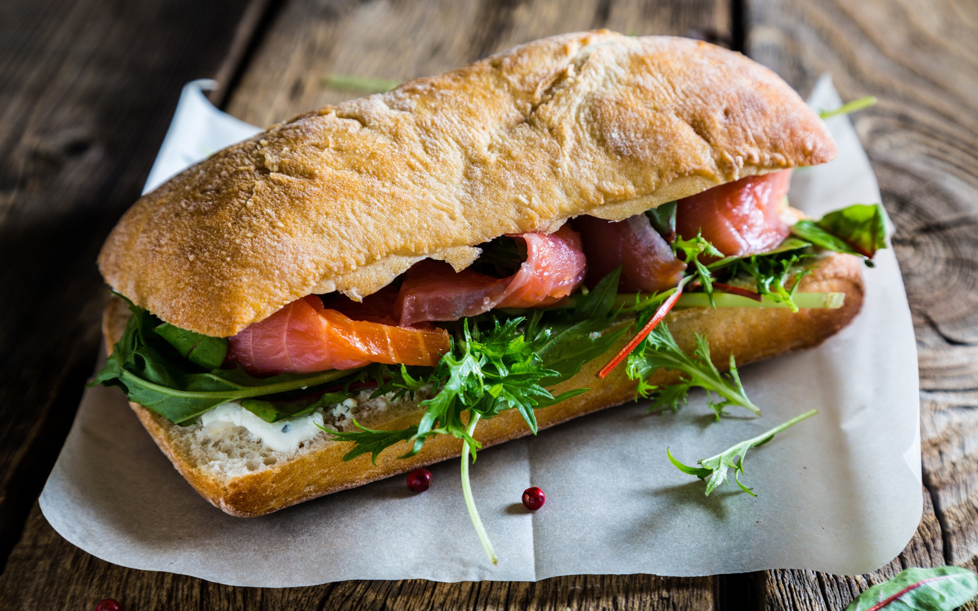 Сендвич с зеленью и красной рыбой 