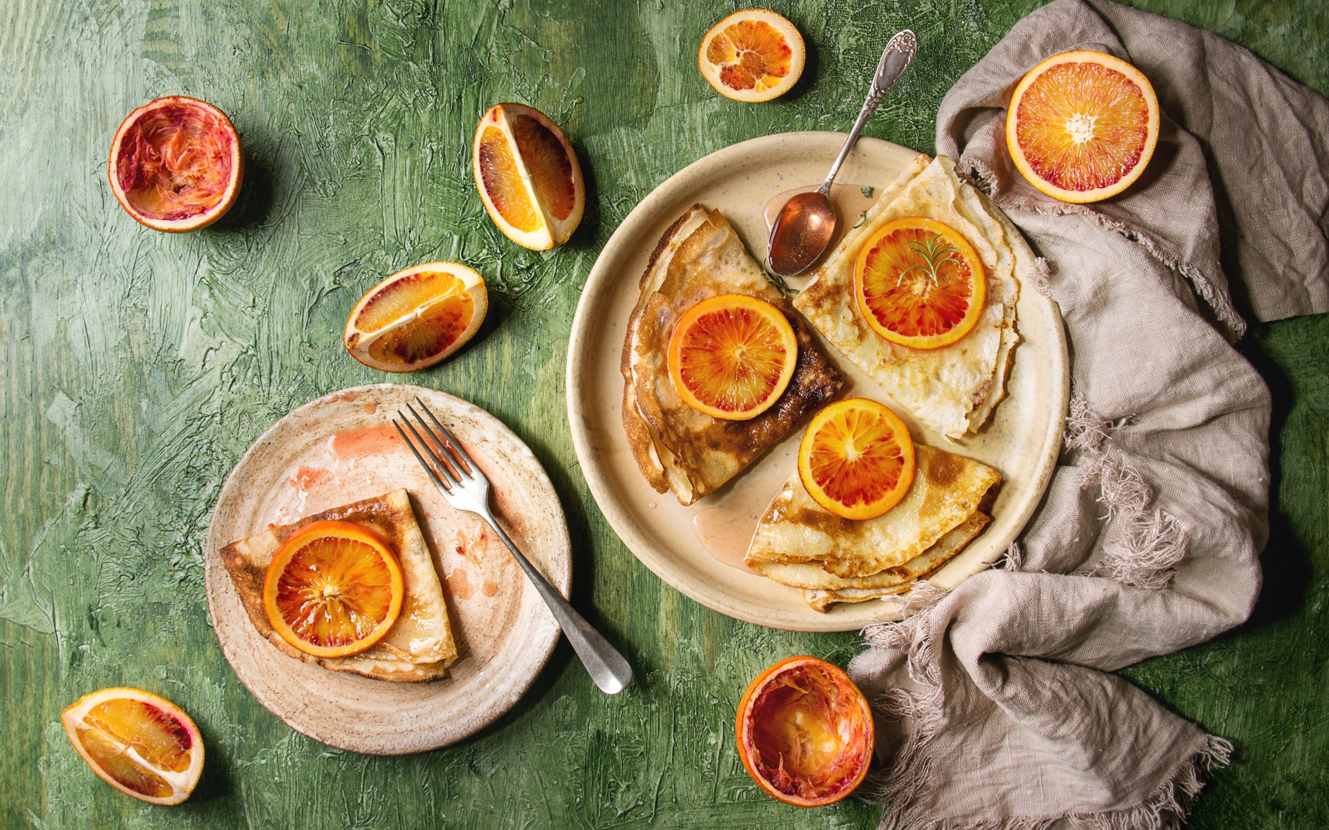 Тонкие блинчики с апельсинами на столе