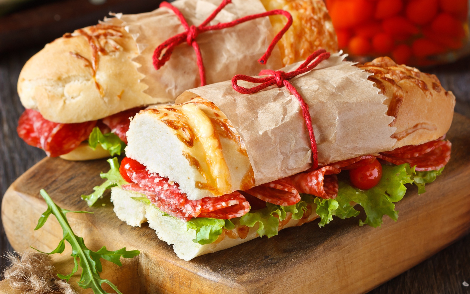 Два огромных бутерброда с колбасой и листьями салата