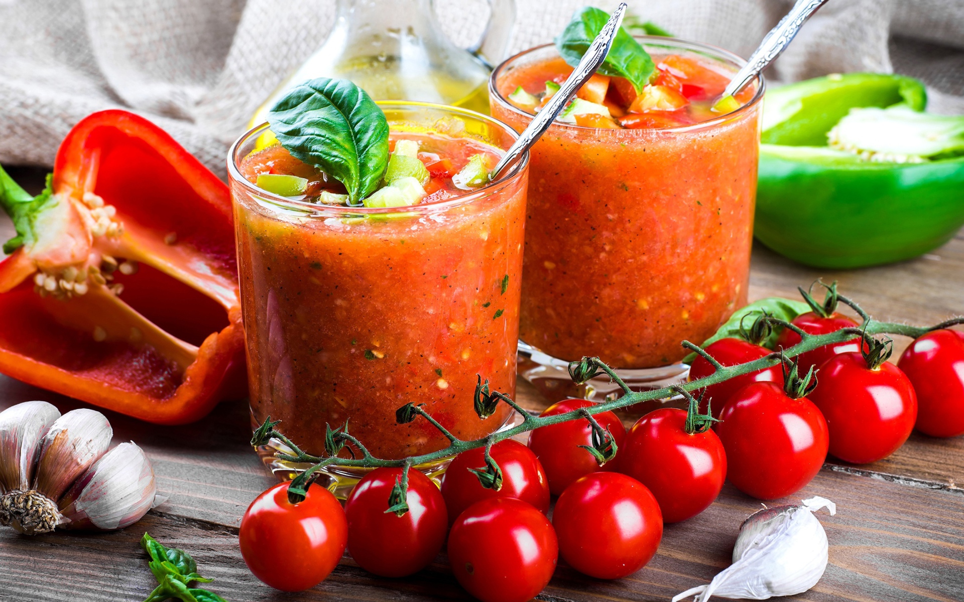 Овощные смузи в стаканах на столе с овощами 