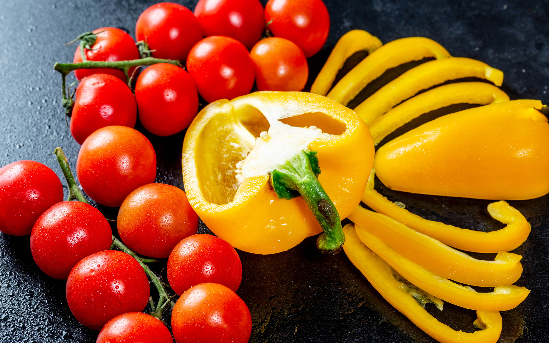 Желтый болгарский перец на столе с красными помидорами