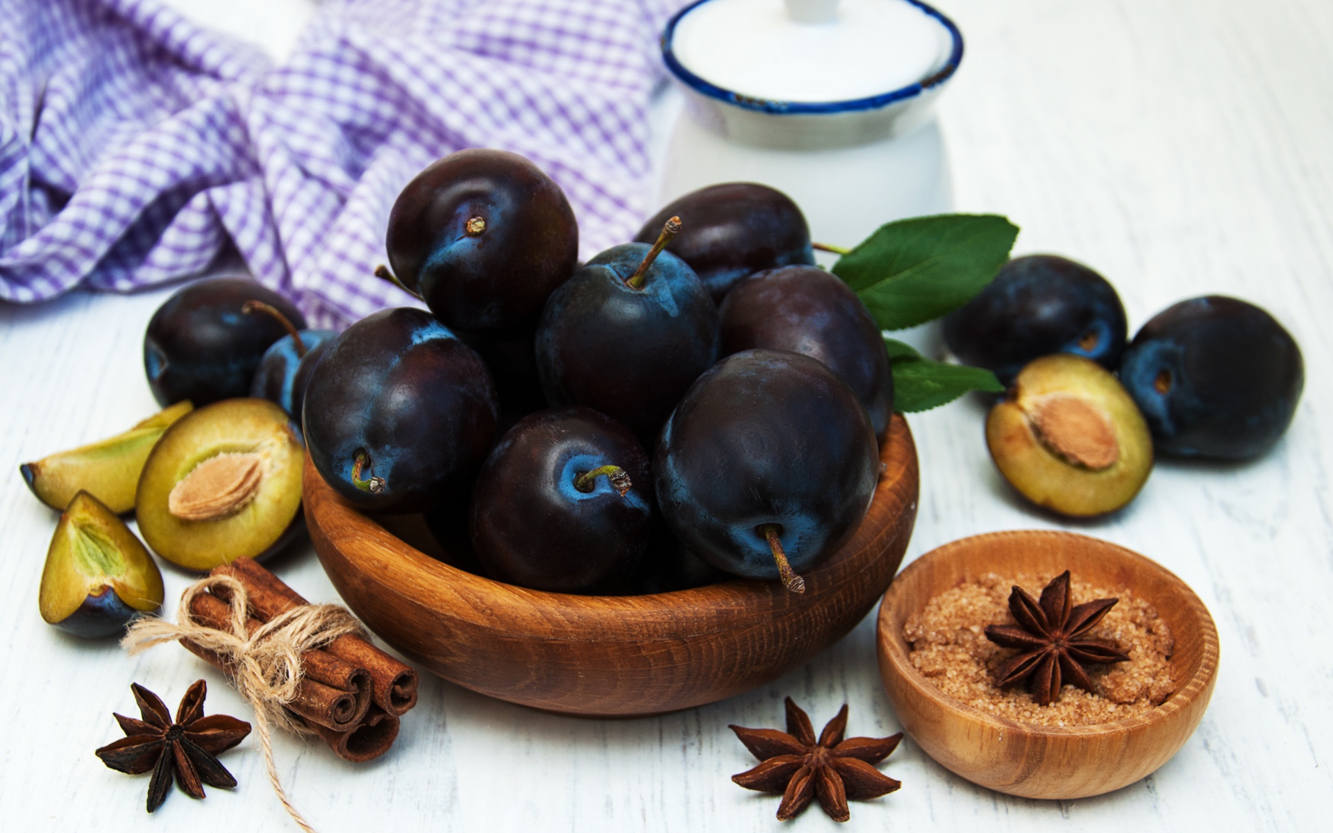 Синие сливы на столе с корицей и бадьяном