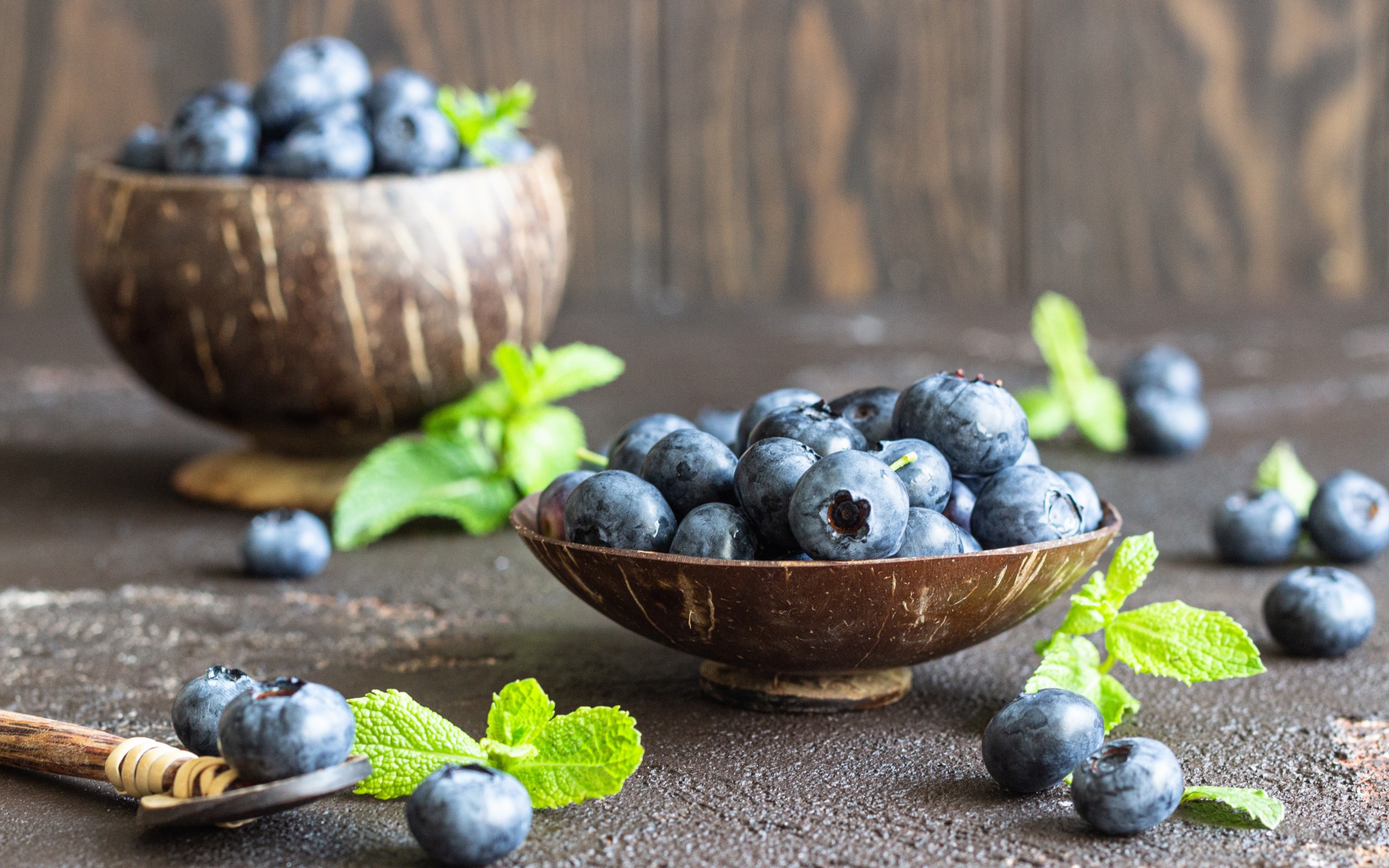 Ягоды черники стоят на столе в посуде