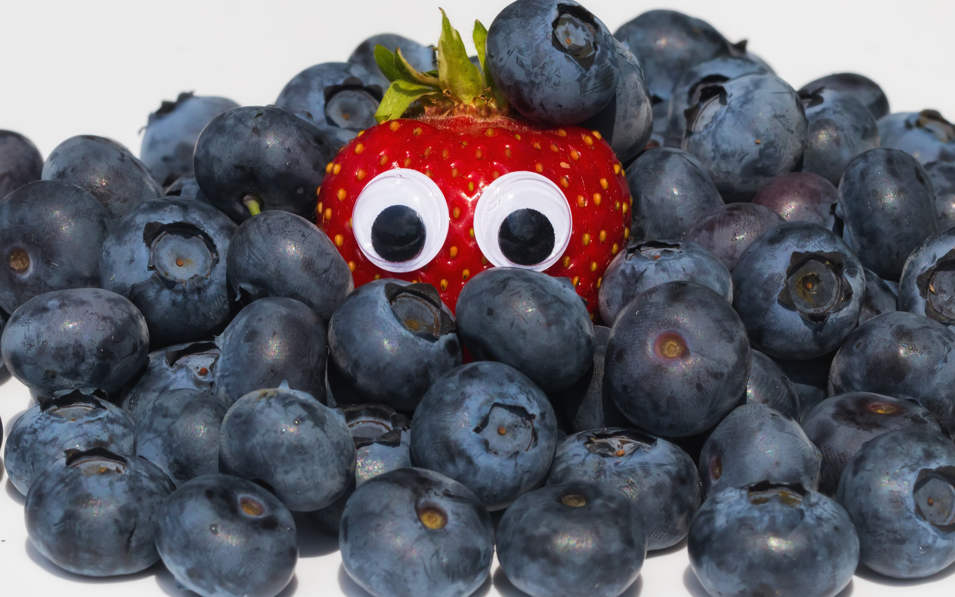 Ягоды черники на столе с клубникой 