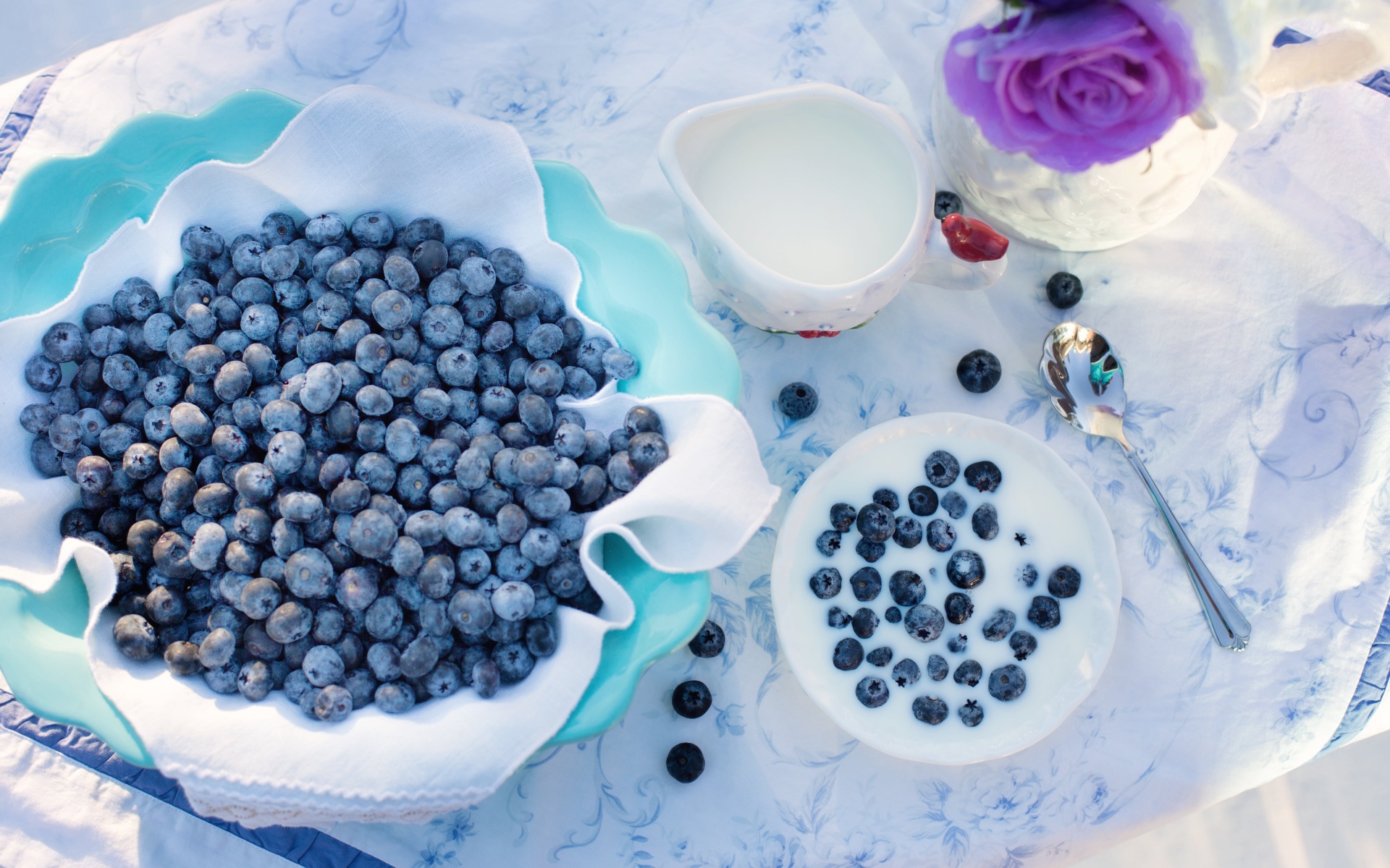 Ягоды черники на столе с молоком