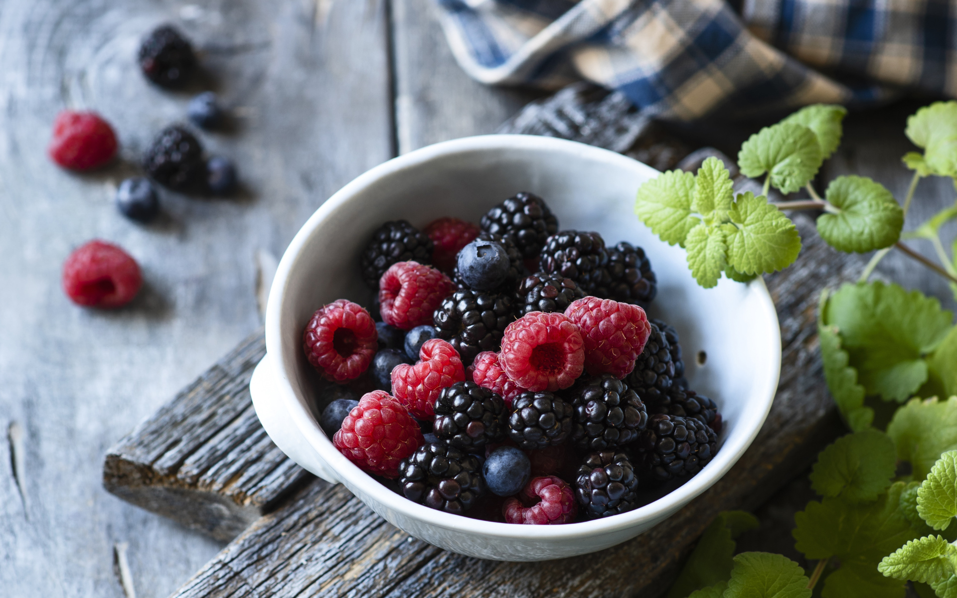 Свежие спелые ягоды малины, черники и ежевики