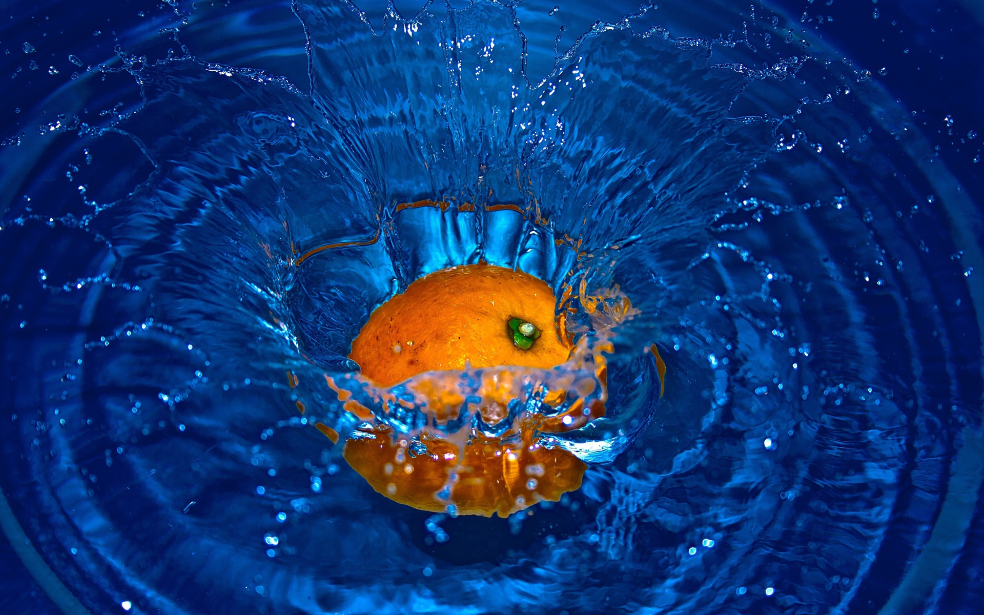 Оранжевый апельсин упал в воду 