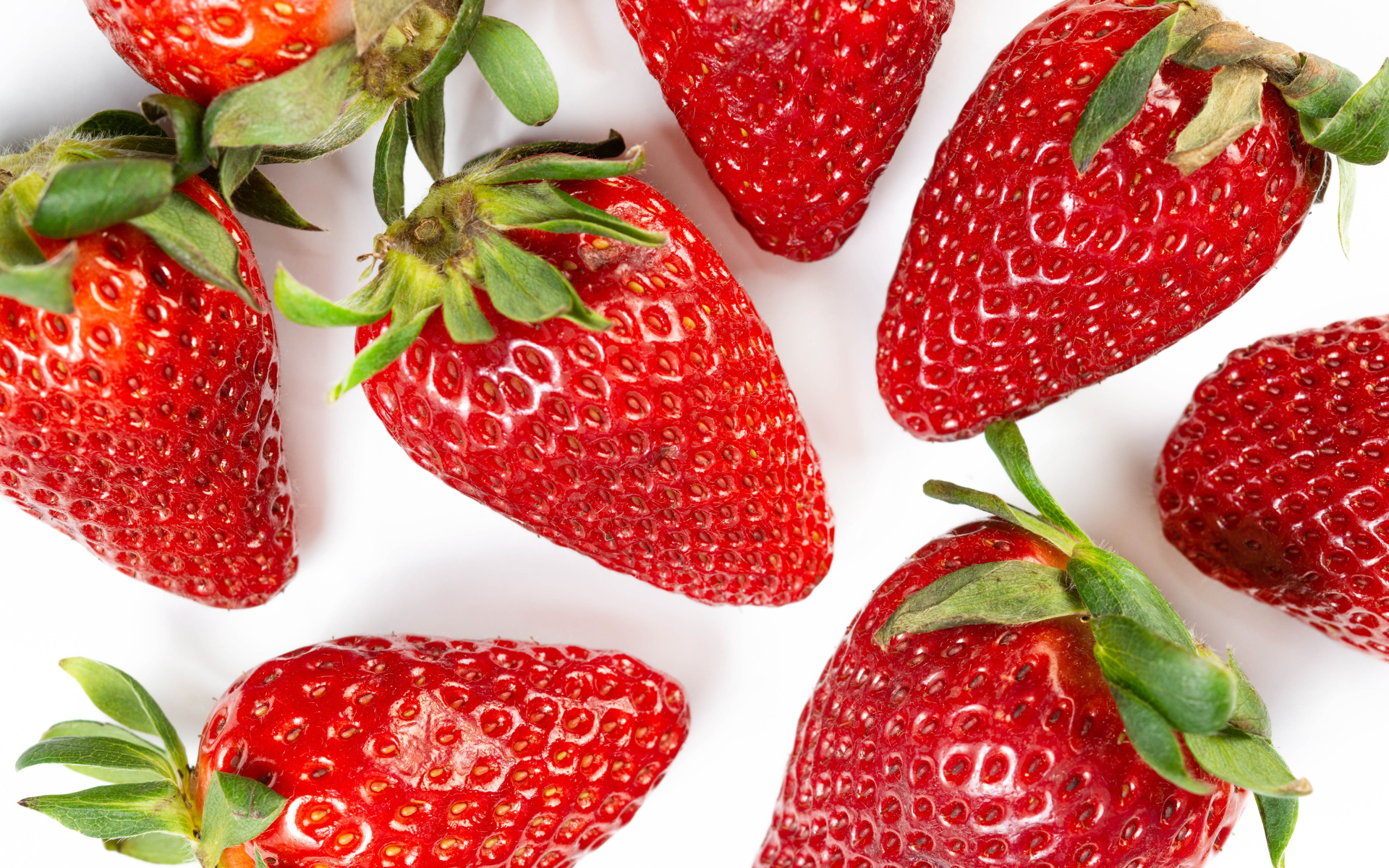 Красная клубника на белом фоне крупным планом