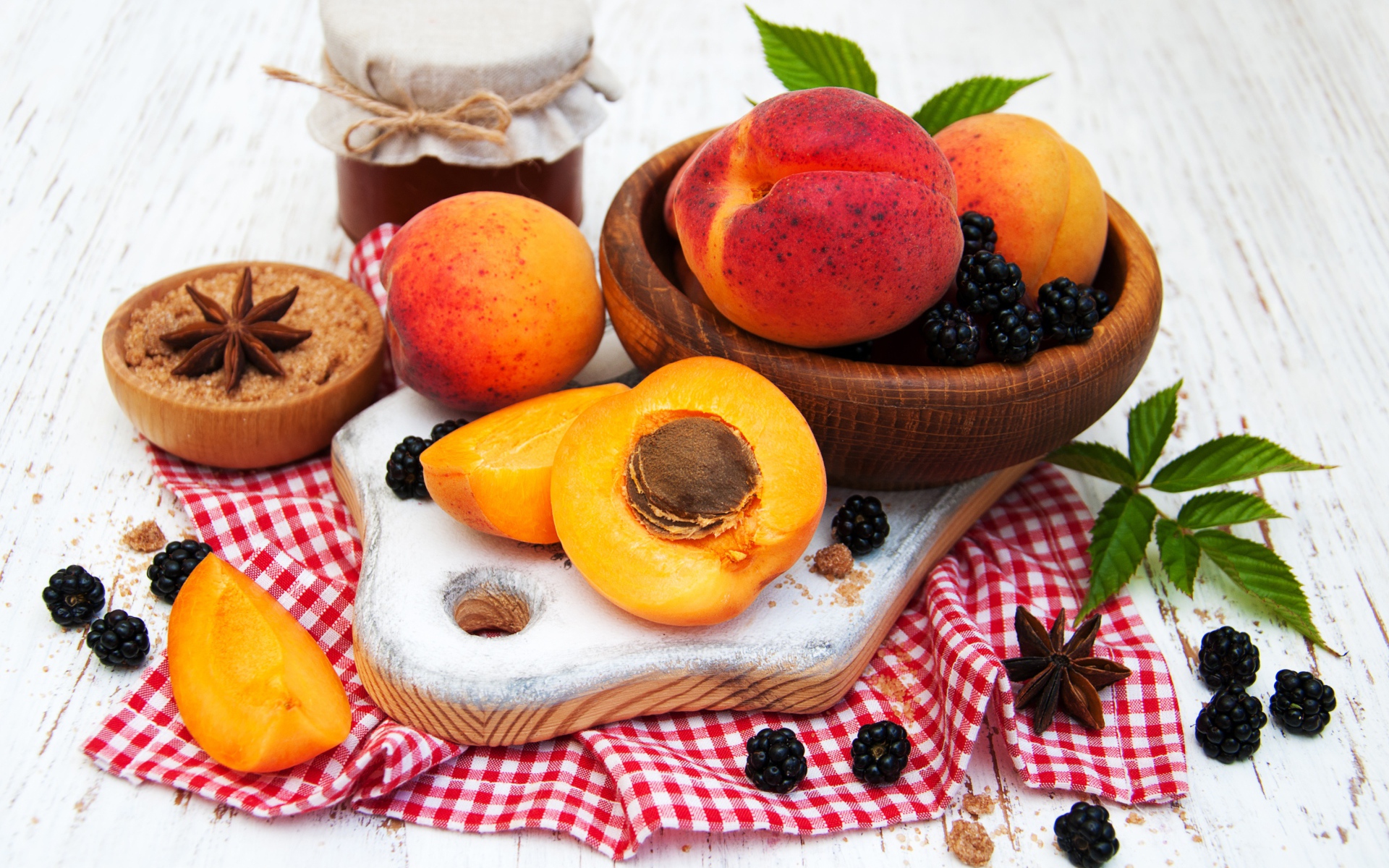 Спелые сочные абрикосы на столе с ягодами черники