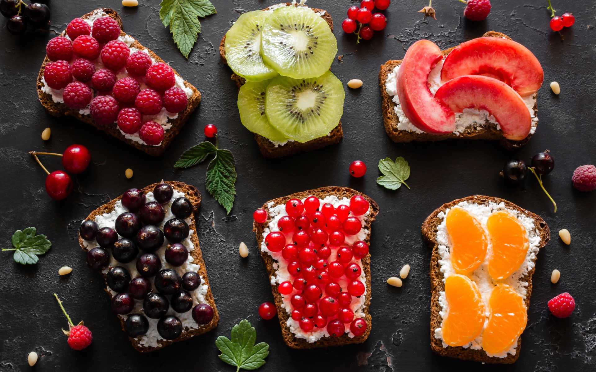 Бутерброды с творогом, ягодами и фруктами